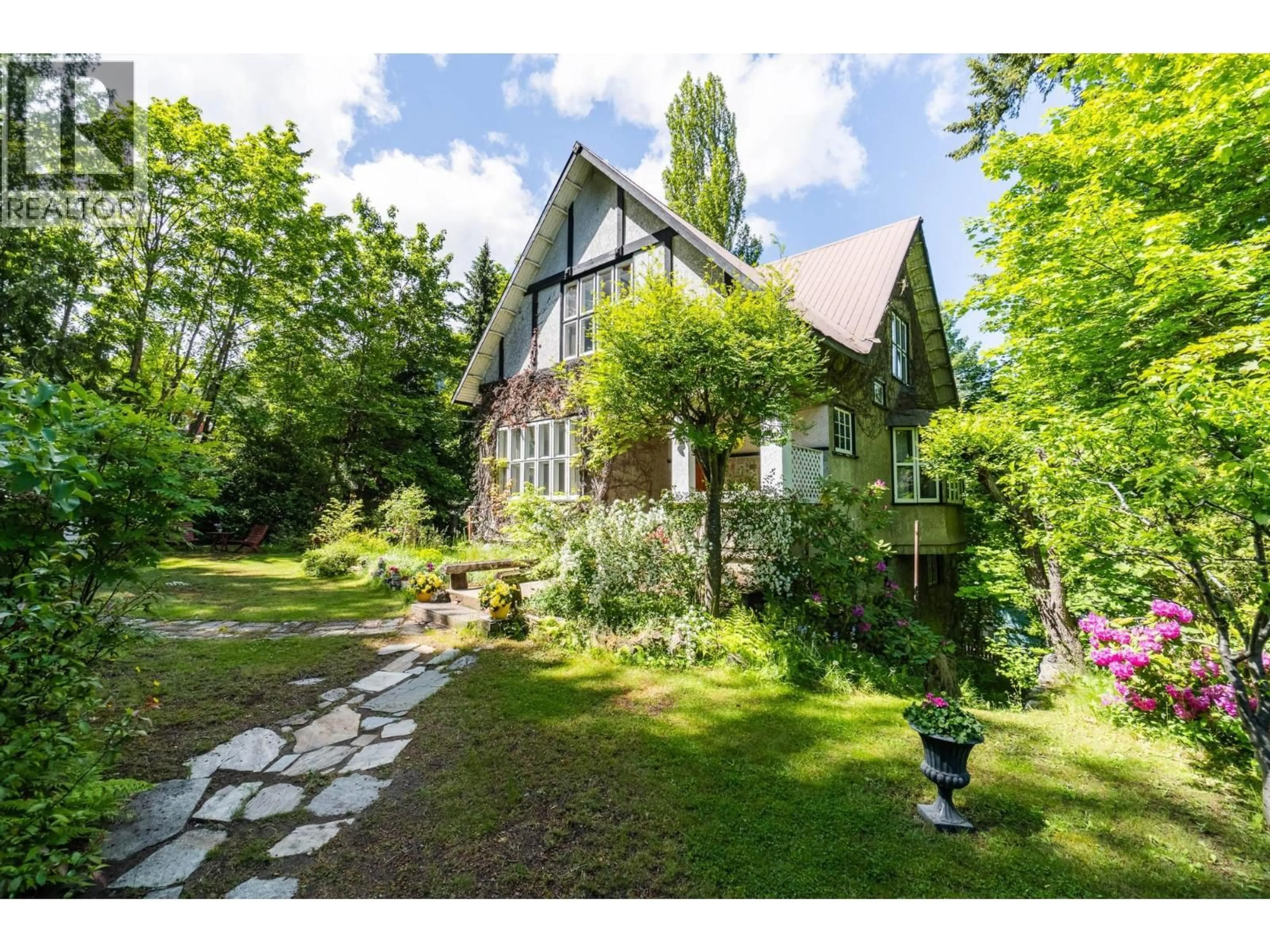 A pic from outside/outdoor area/front of a property/back of a property/a pic from drone, street for 1107 ROBERTSON AVENUE, Nelson British Columbia V1L1C2