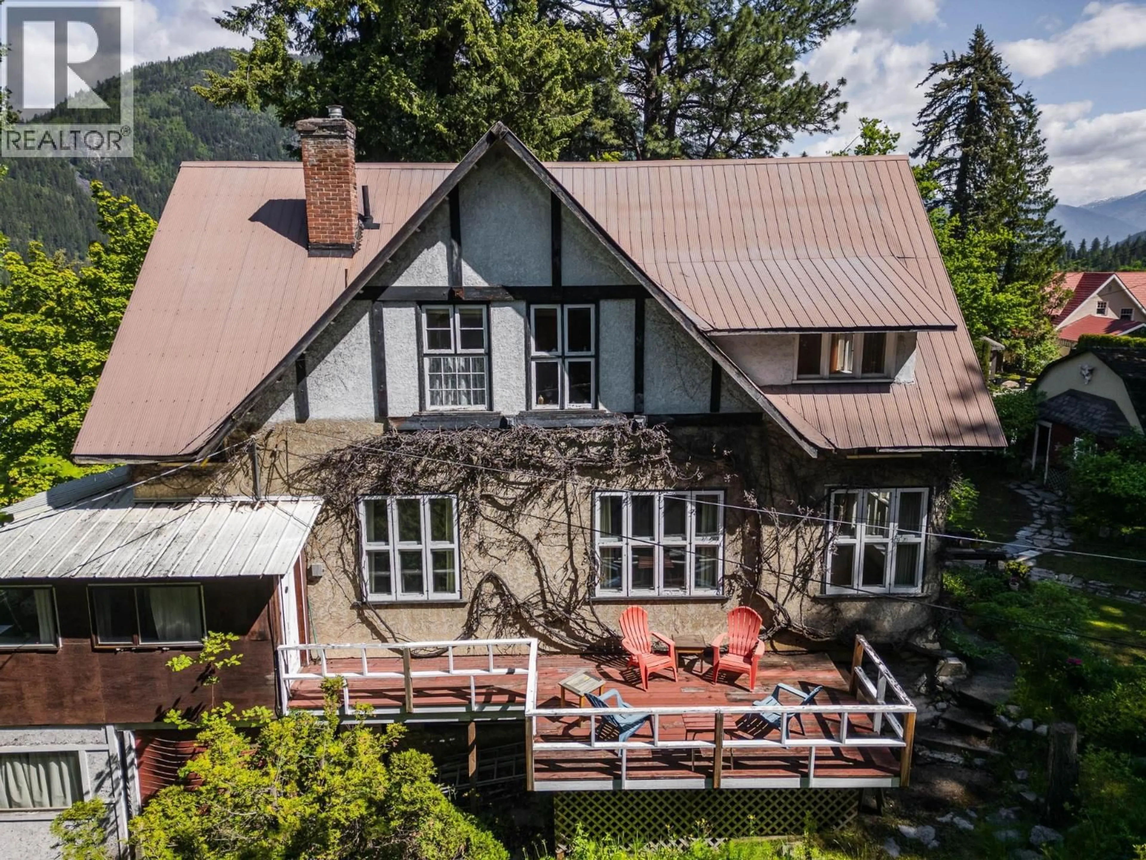 A pic from outside/outdoor area/front of a property/back of a property/a pic from drone, mountain view for 1107 ROBERTSON AVENUE, Nelson British Columbia V1L1C2