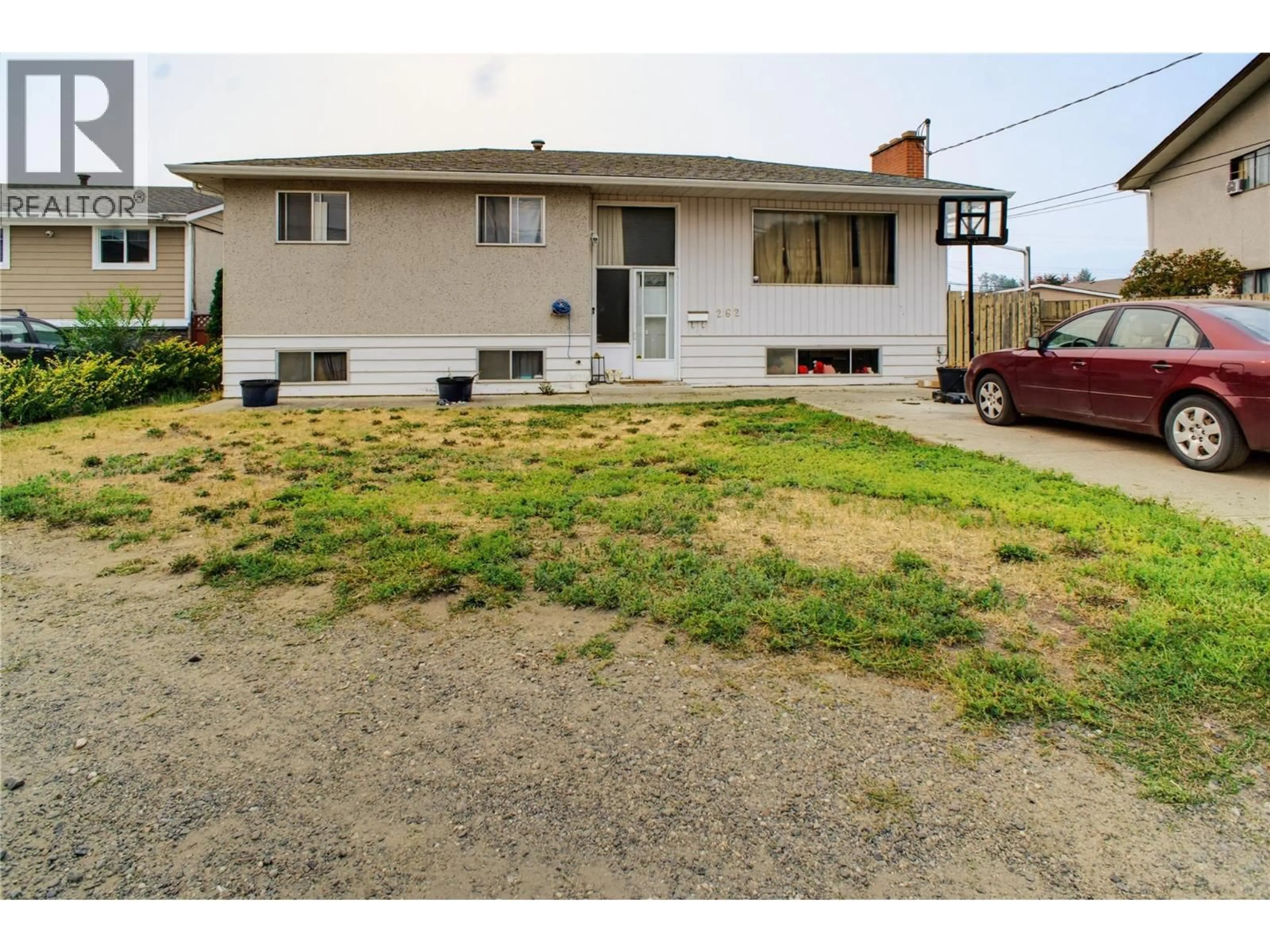 A pic from outside/outdoor area/front of a property/back of a property/a pic from drone, street for 262 HOLLY AVENUE, Kamloops British Columbia V2B1M3
