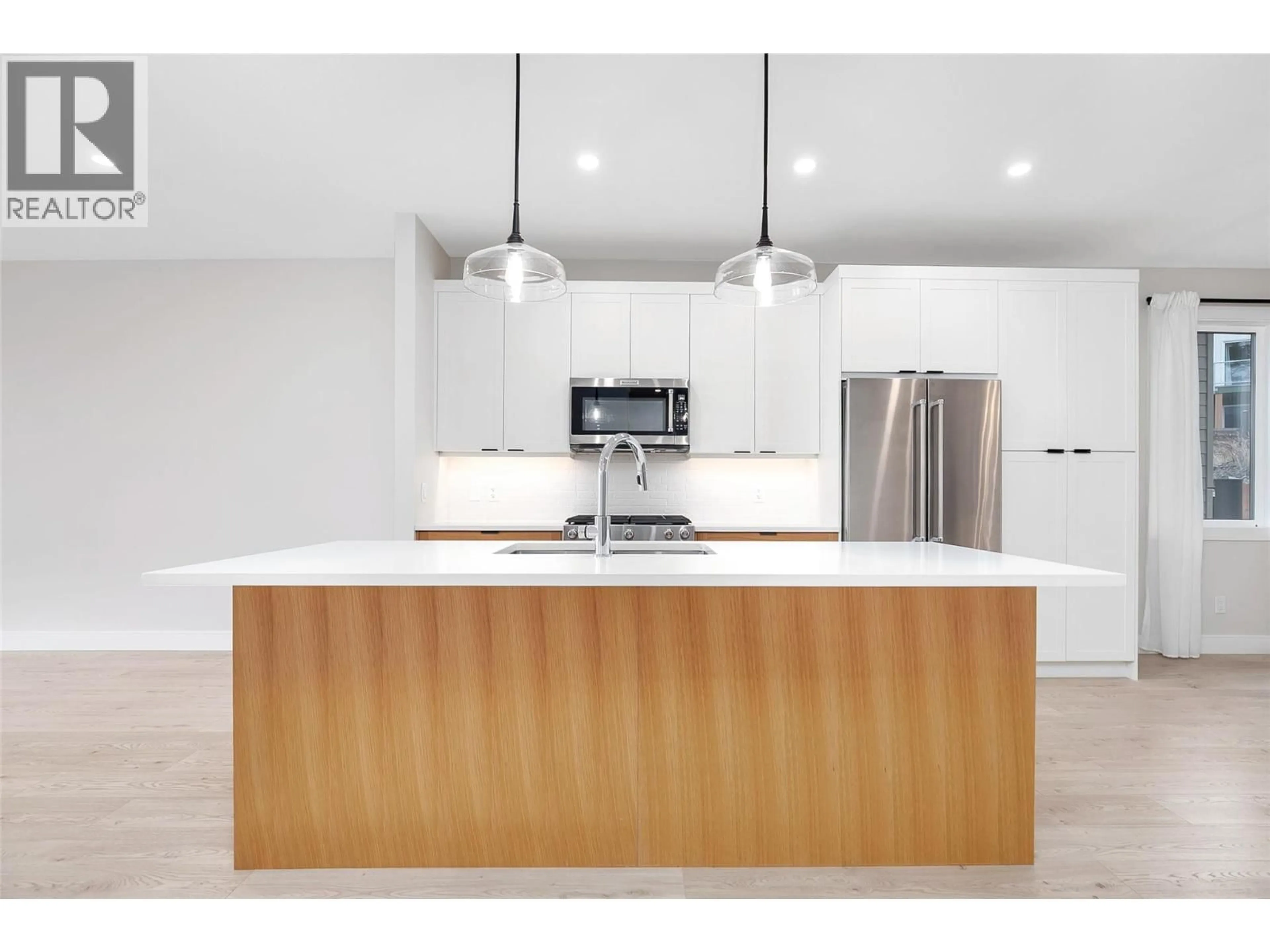 Contemporary kitchen, unknown for 1839 GREY OWL COURT, Kelowna British Columbia V1V0C6