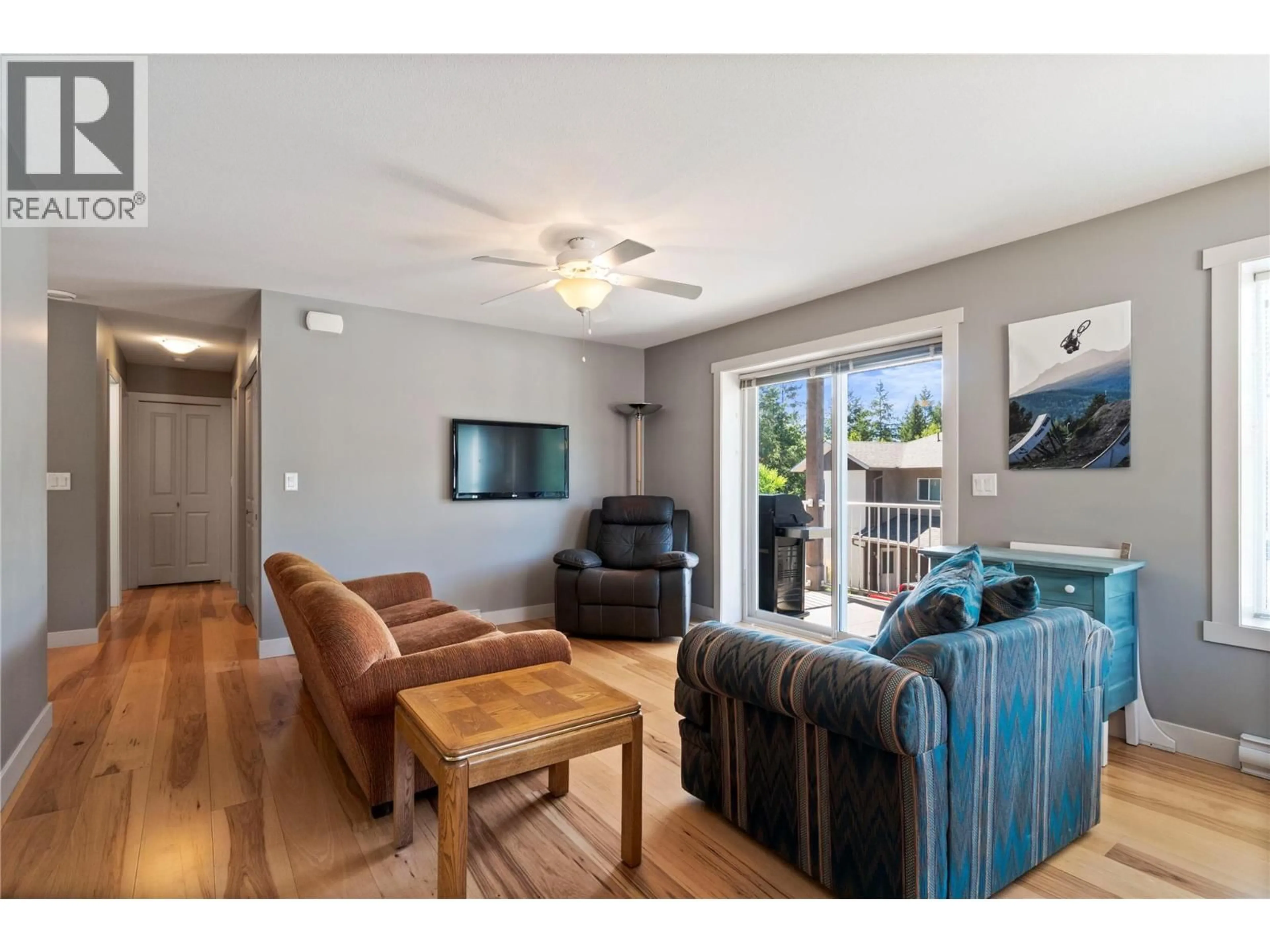 Living room with furniture, wood/laminate floor for 404 - 1449 1 AVENUE NORTHEAST, Salmon Arm British Columbia V1E0C4