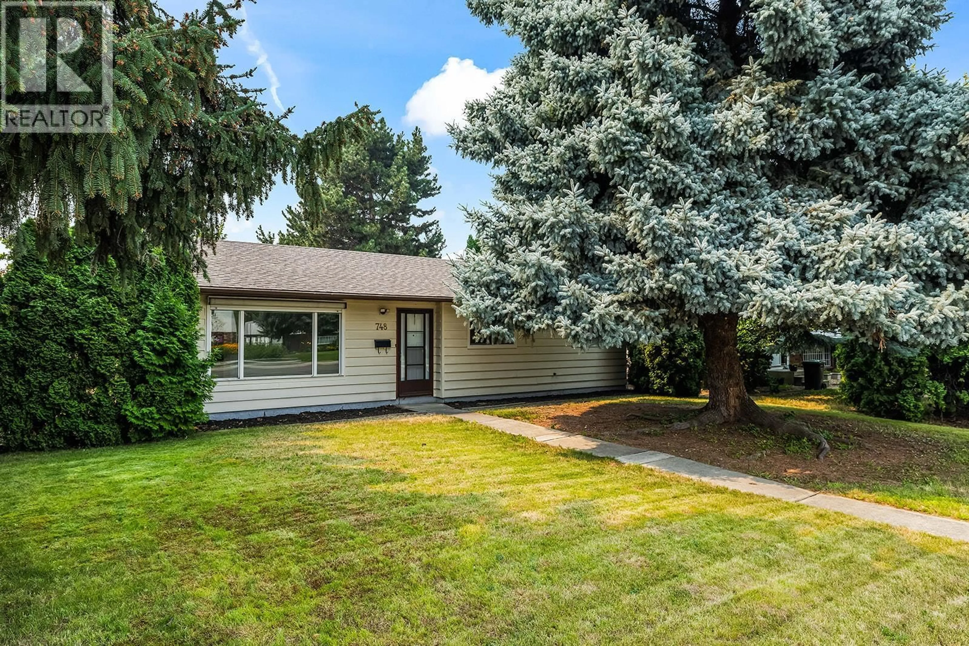 Home with vinyl exterior material, street for 748 HOLLYWOOD ROAD NORTH, Kelowna British Columbia V1X5Y7