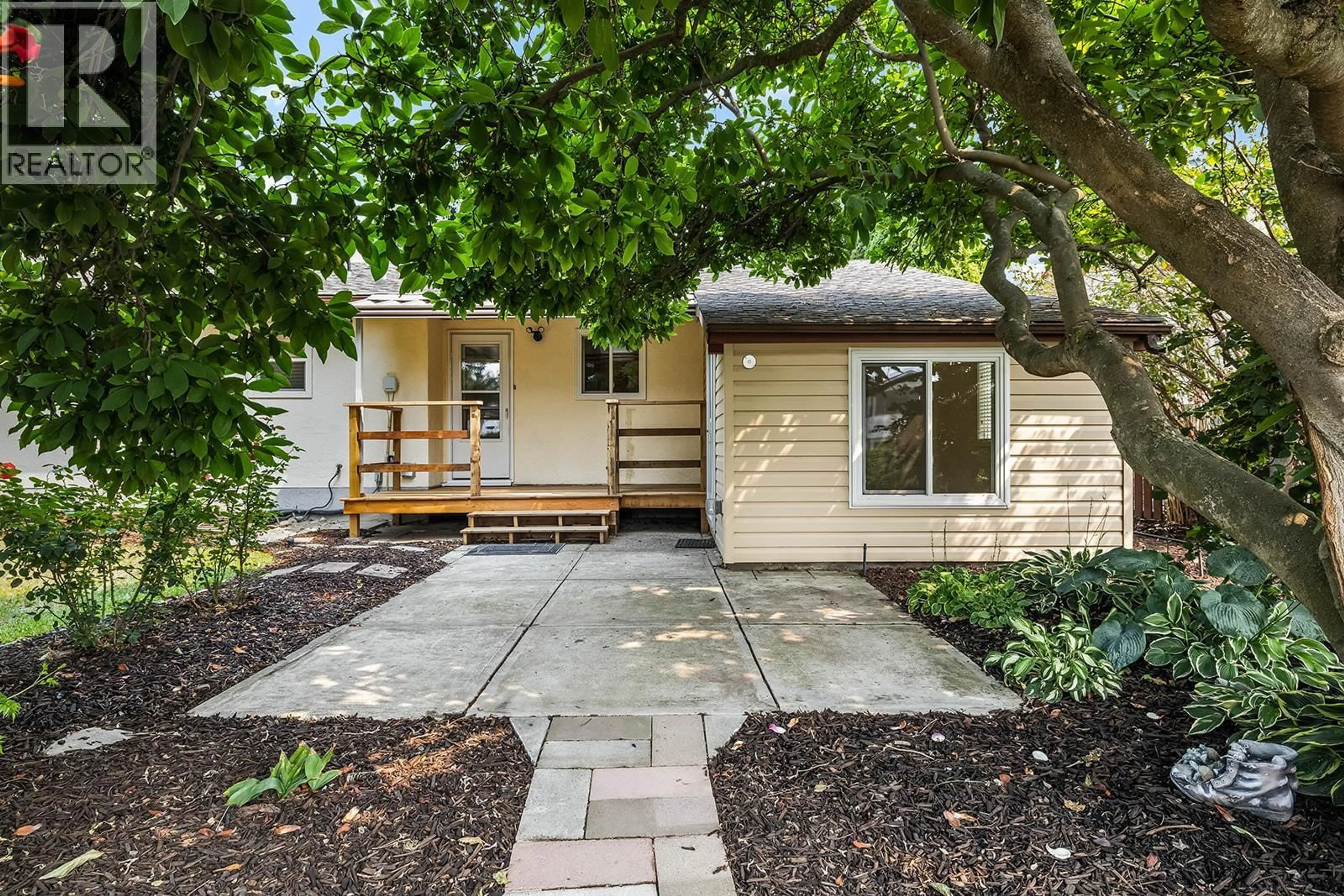 Home with vinyl exterior material, street for 748 HOLLYWOOD ROAD NORTH, Kelowna British Columbia V1X5Y7