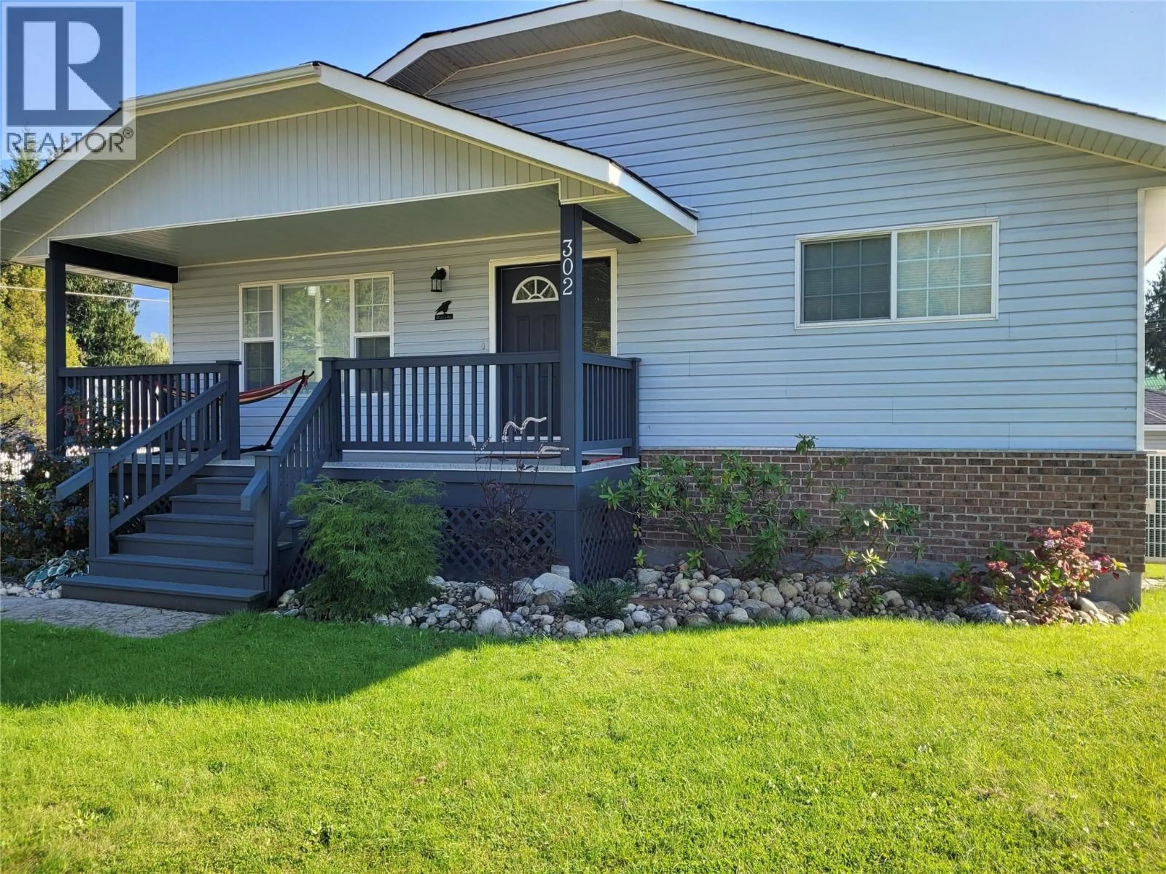 Home with vinyl exterior material, street for 302 5TH STREET NORTHWEST, Nakusp British Columbia V0G1R0