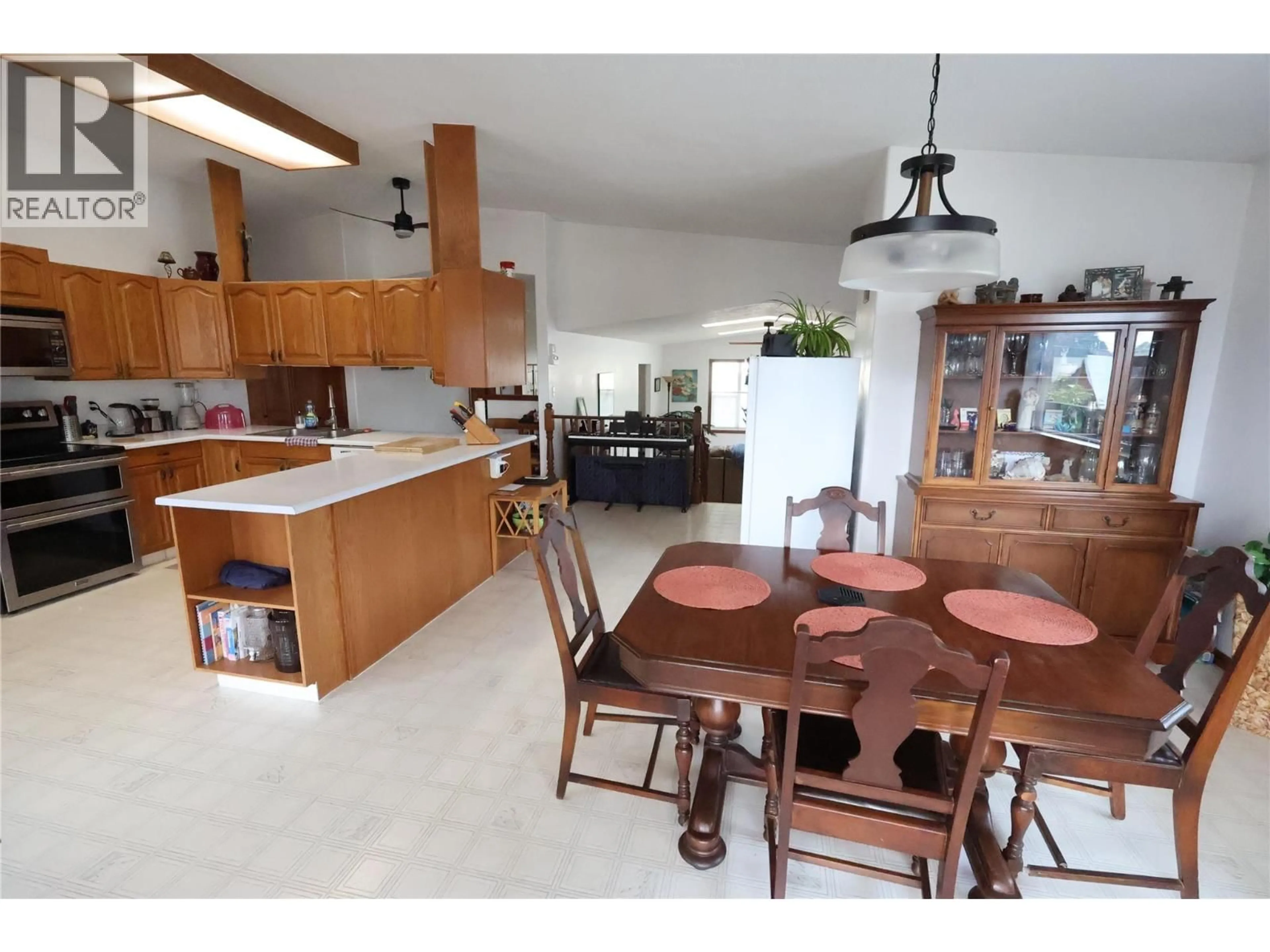 Open concept kitchen, unknown for 302 5TH STREET NORTHWEST, Nakusp British Columbia V0G1R0