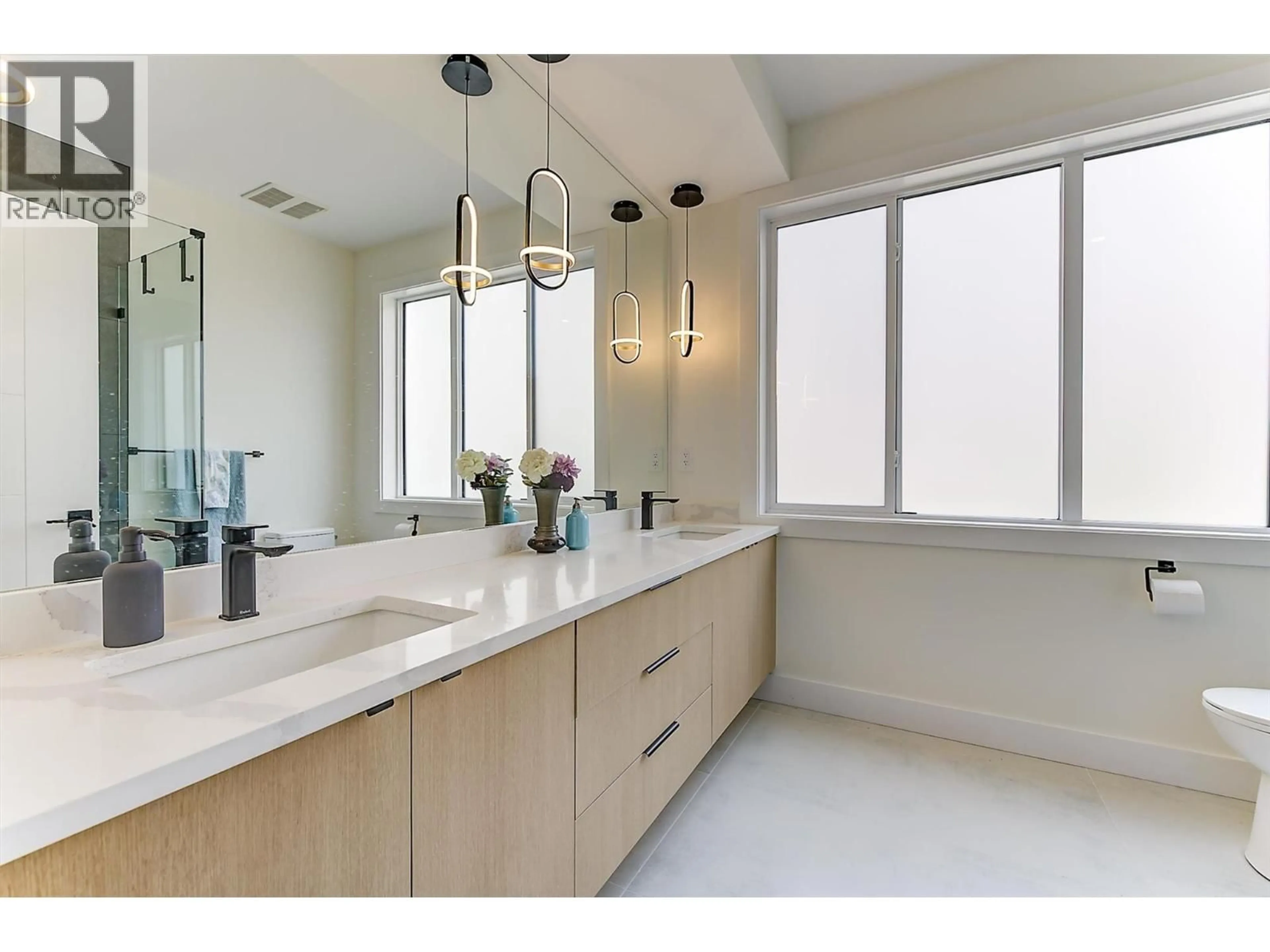 Contemporary bathroom, ceramic/tile floor for 2 - 747 PATTERSON AVENUE, Kelowna British Columbia V1Y5C9