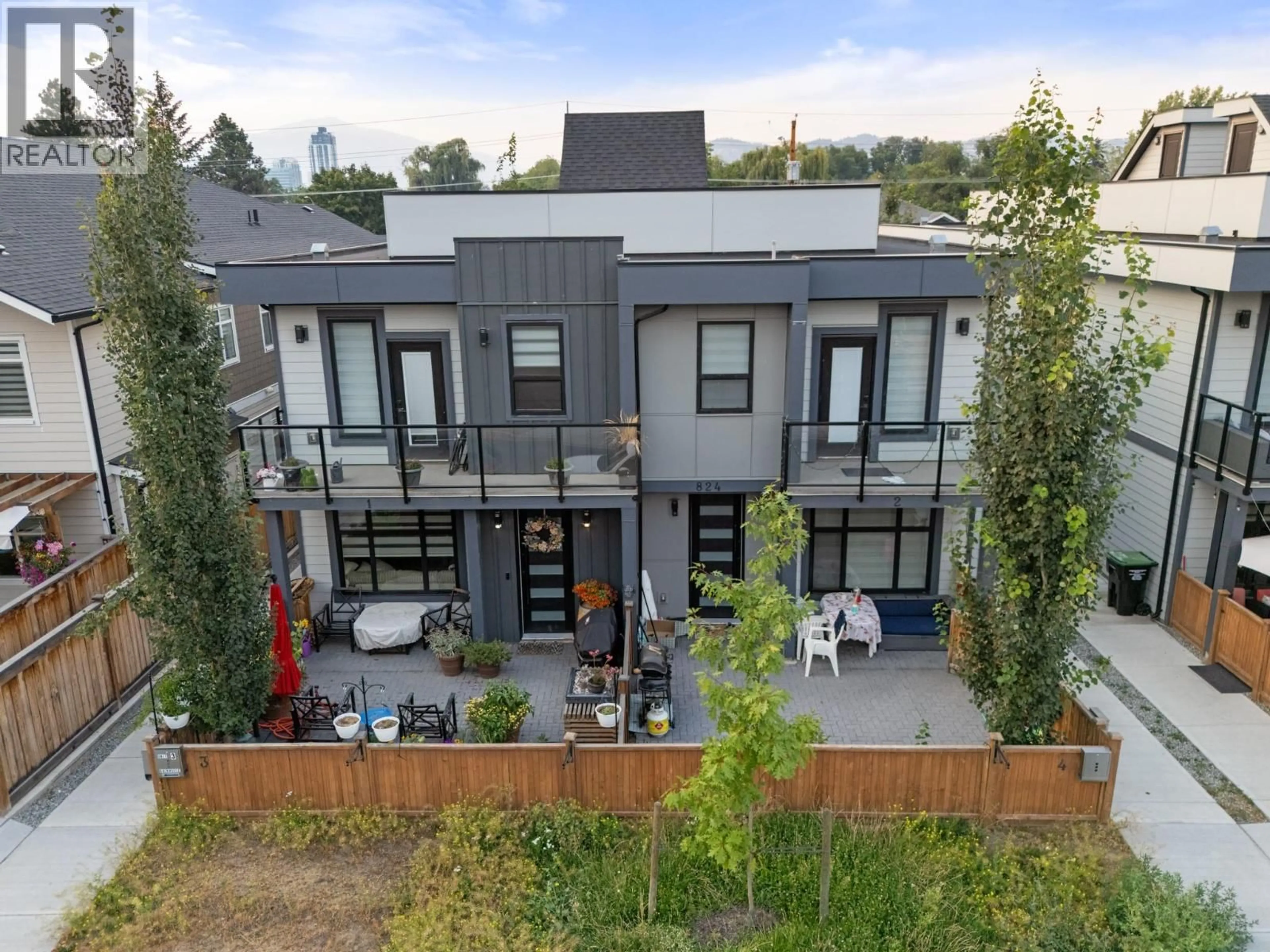 A pic from outside/outdoor area/front of a property/back of a property/a pic from drone, unknown for 4 - 824 GLENWOOD AVENUE, Kelowna British Columbia V1Y5M5