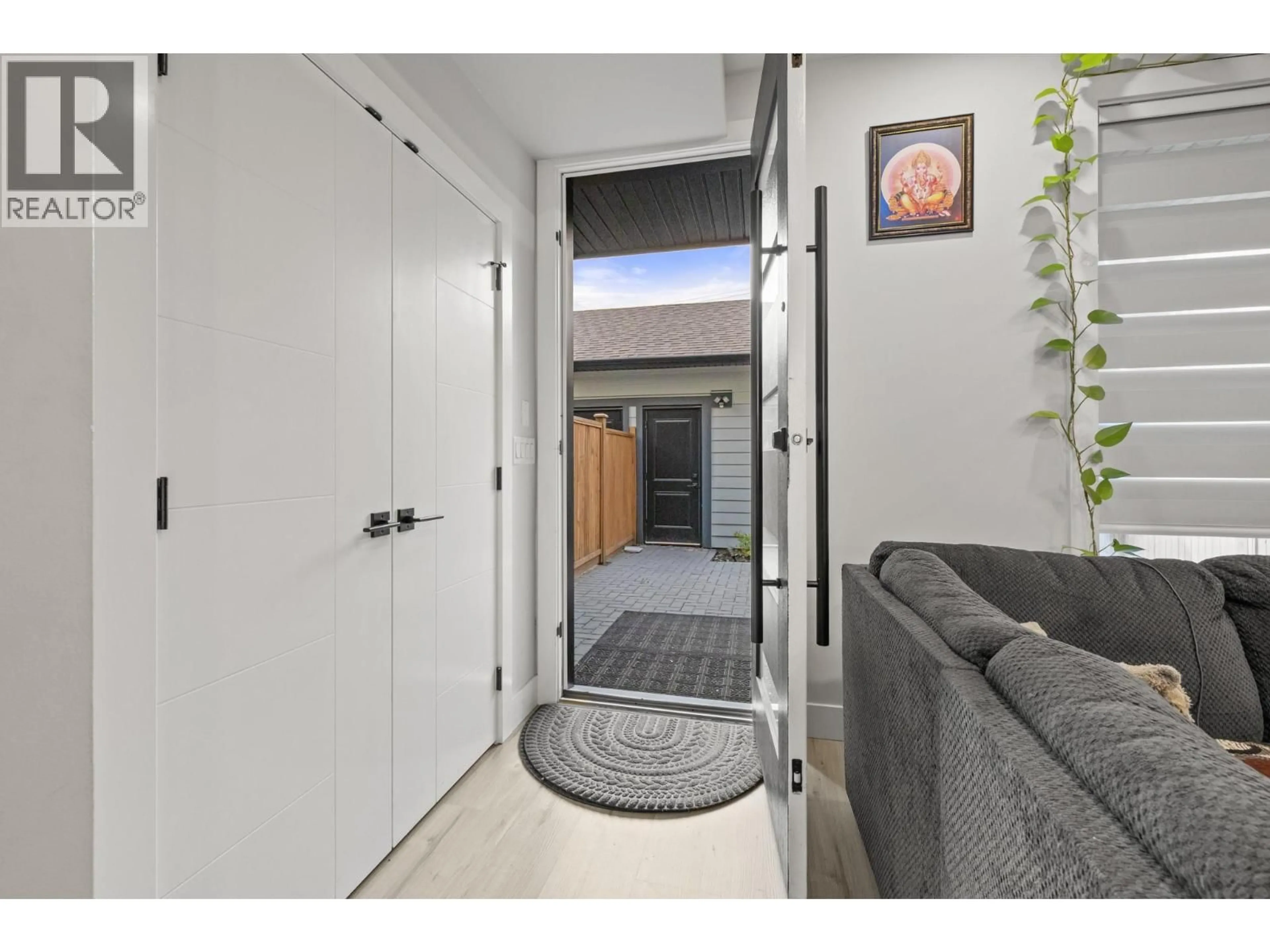 Indoor entryway for 4 - 824 GLENWOOD AVENUE, Kelowna British Columbia V1Y5M5