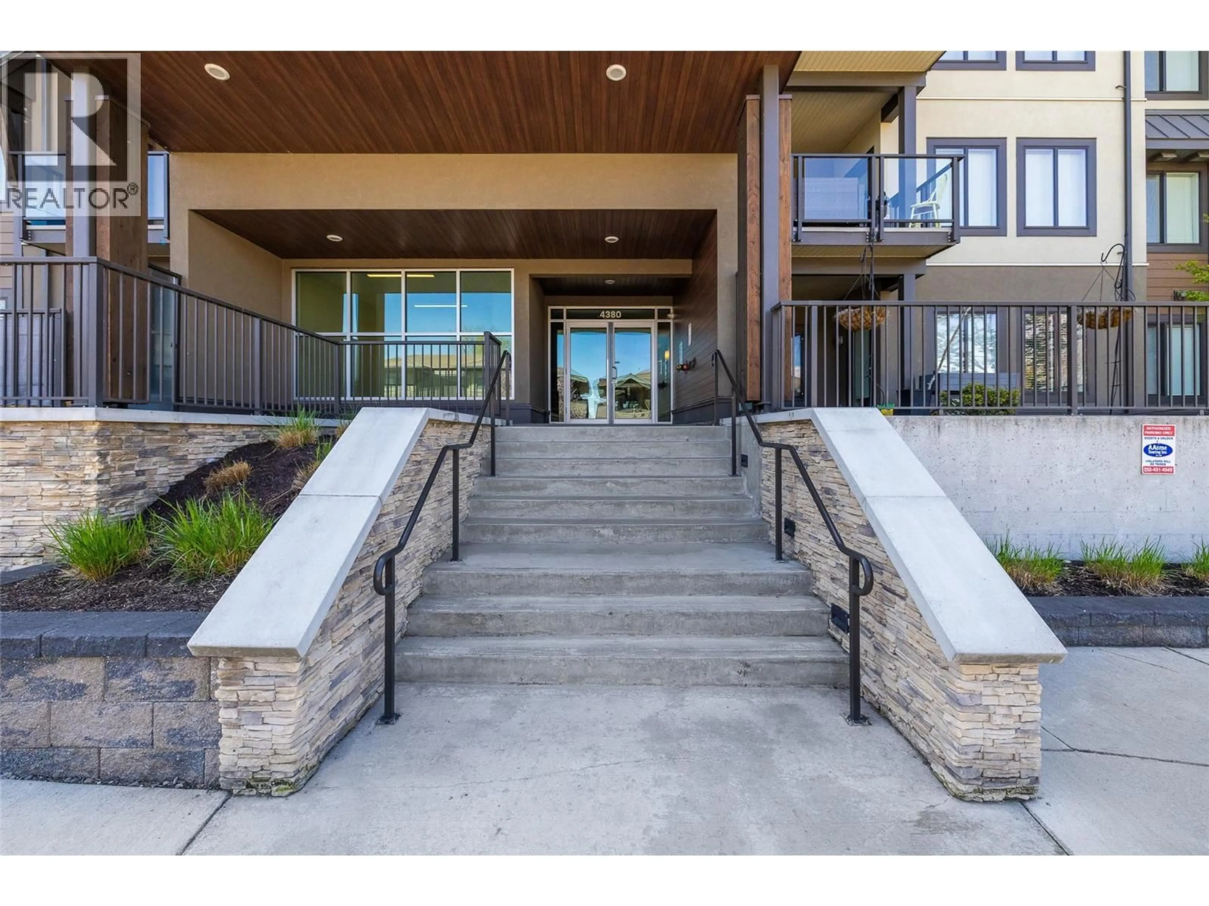 Indoor foyer for PH21 - 4380 LAKESHORE ROAD, Kelowna British Columbia V1W5H5