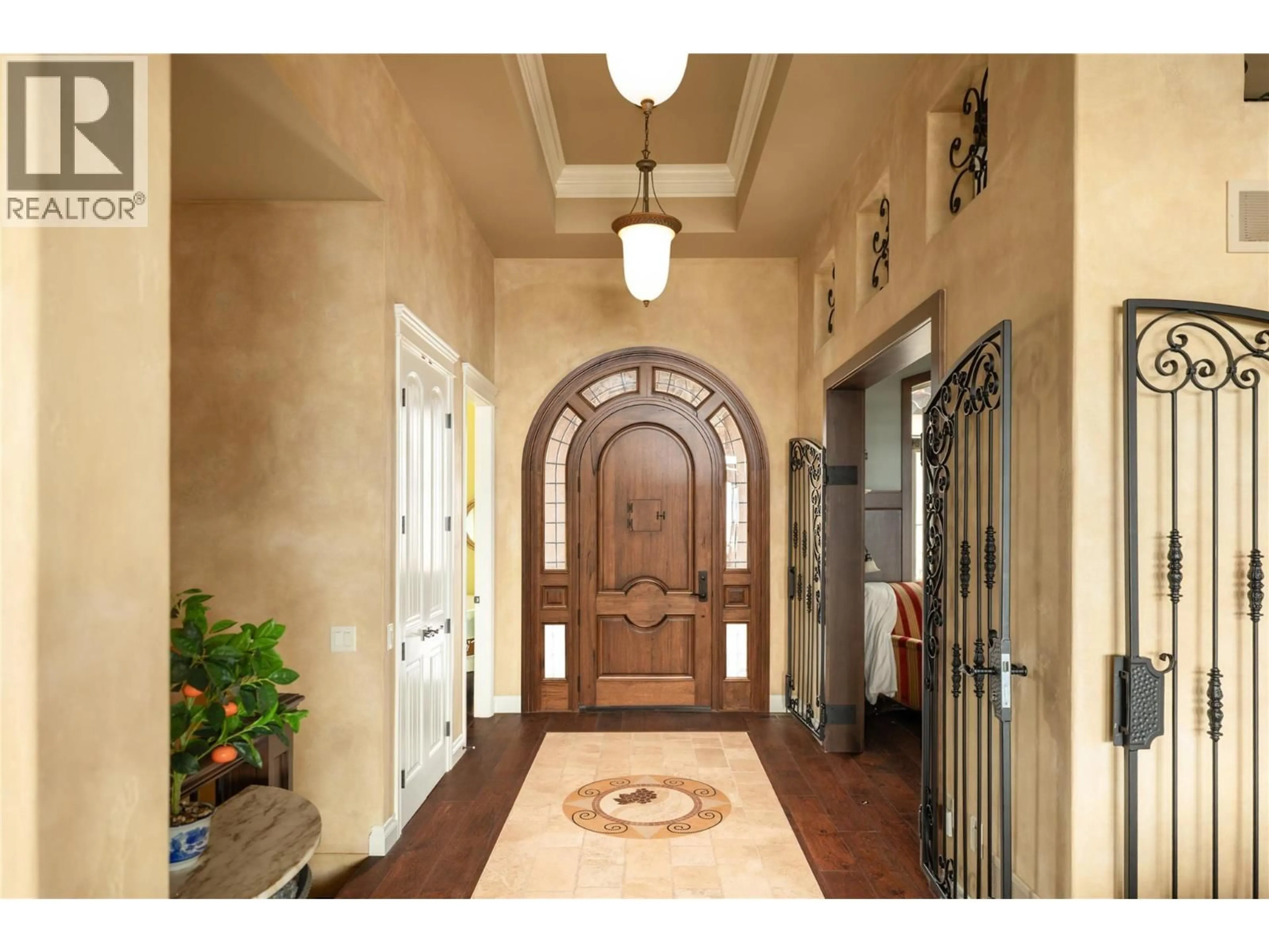 Indoor entryway for 954 HEWETSON AVENUE, Kelowna British Columbia V1W5H8