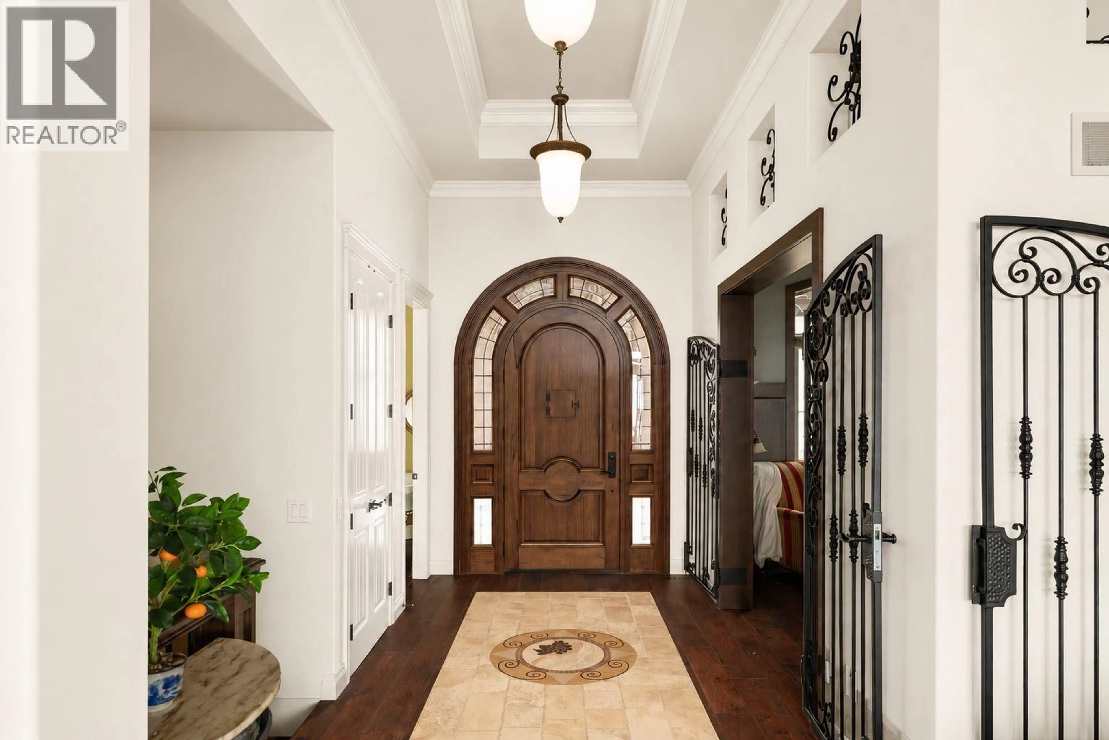 Indoor foyer for 954 HEWETSON AVENUE, Kelowna British Columbia V1W5H8