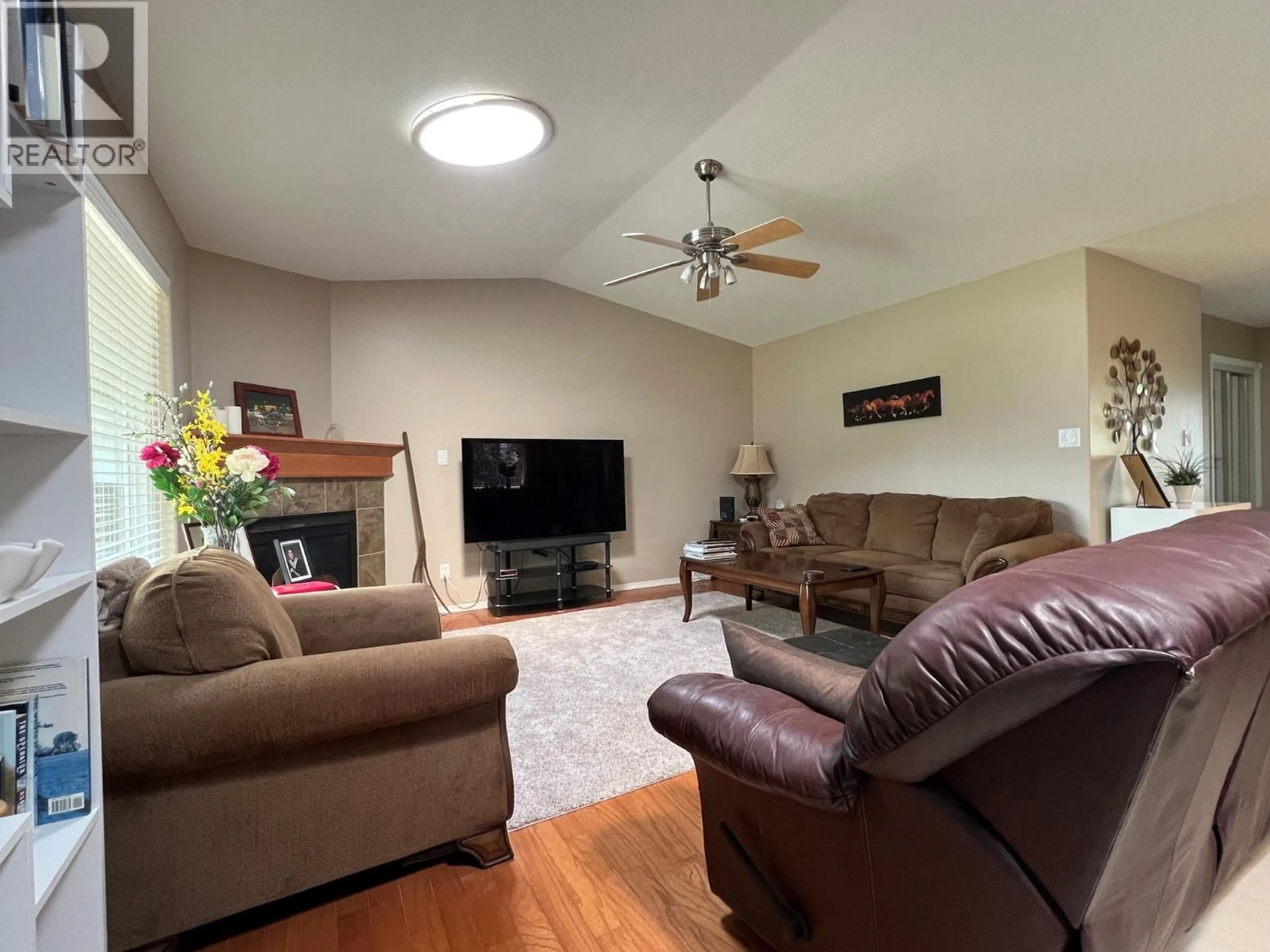 Living room with furniture, unknown for 524 5 STREET, Vernon British Columbia V1H1Z1