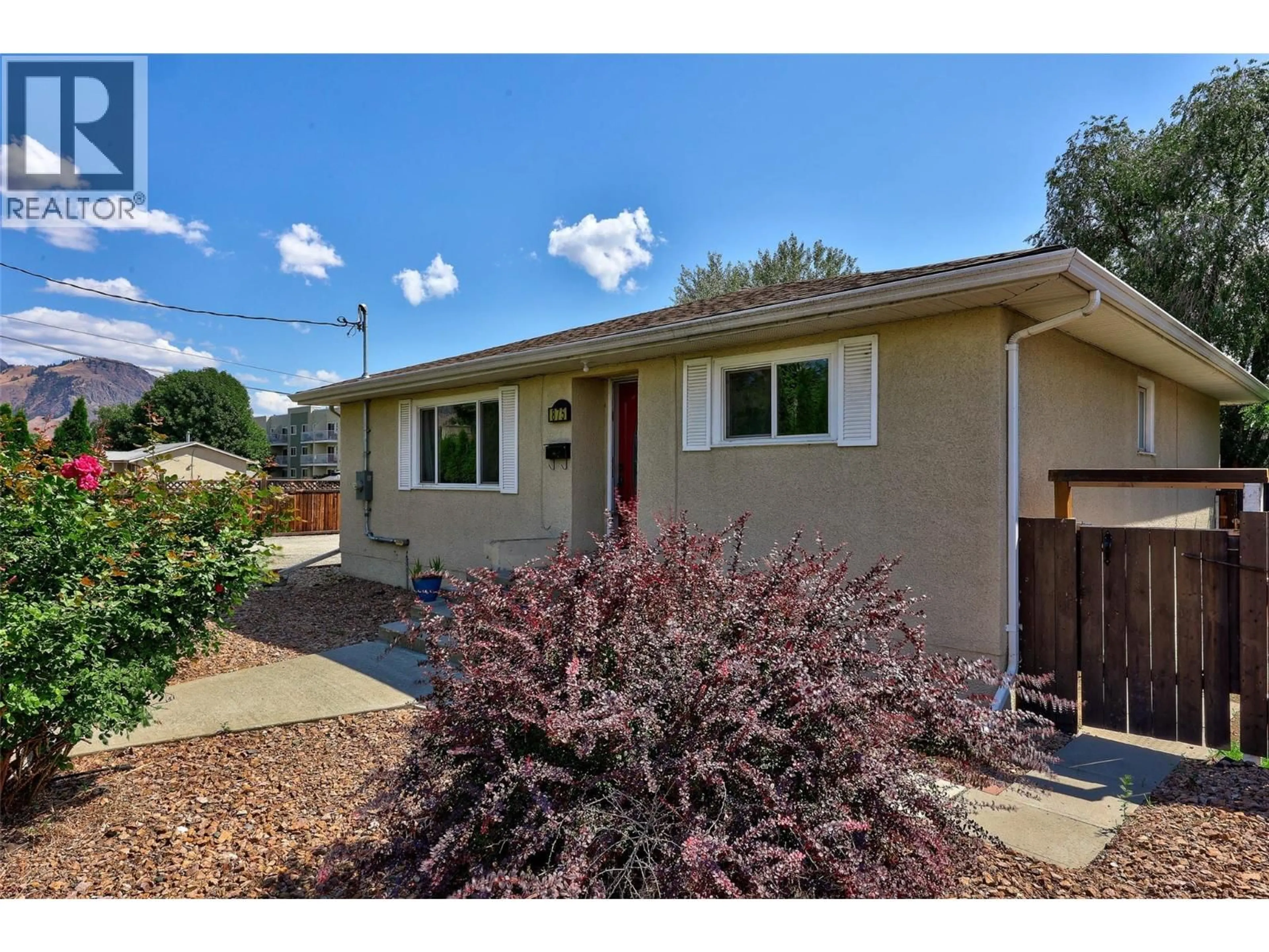 Home with vinyl exterior material, street for 875 SURREY AVENUE, Kamloops British Columbia V2B1P7
