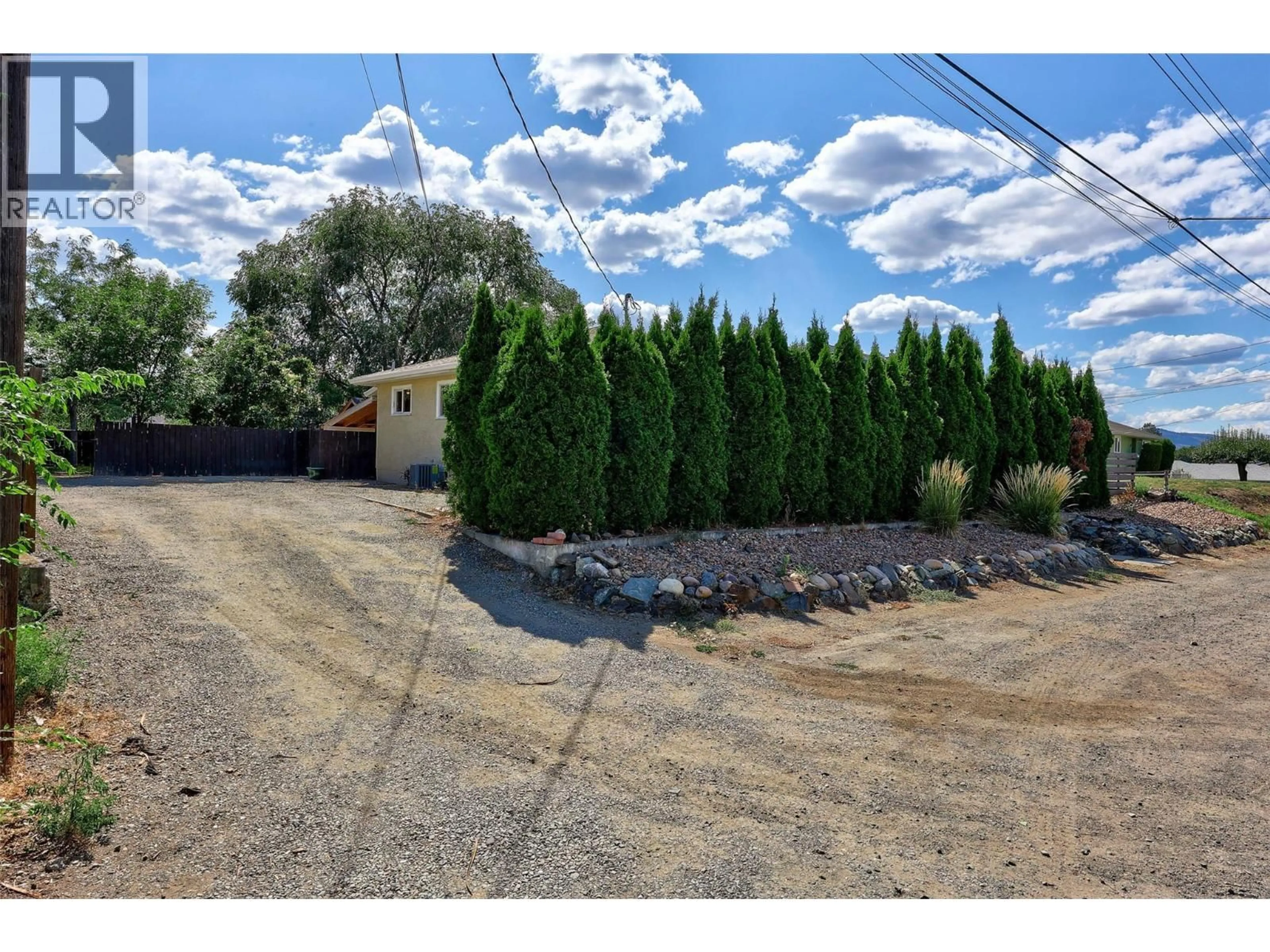 A pic from outside/outdoor area/front of a property/back of a property/a pic from drone, street for 875 SURREY AVENUE, Kamloops British Columbia V2B1P7