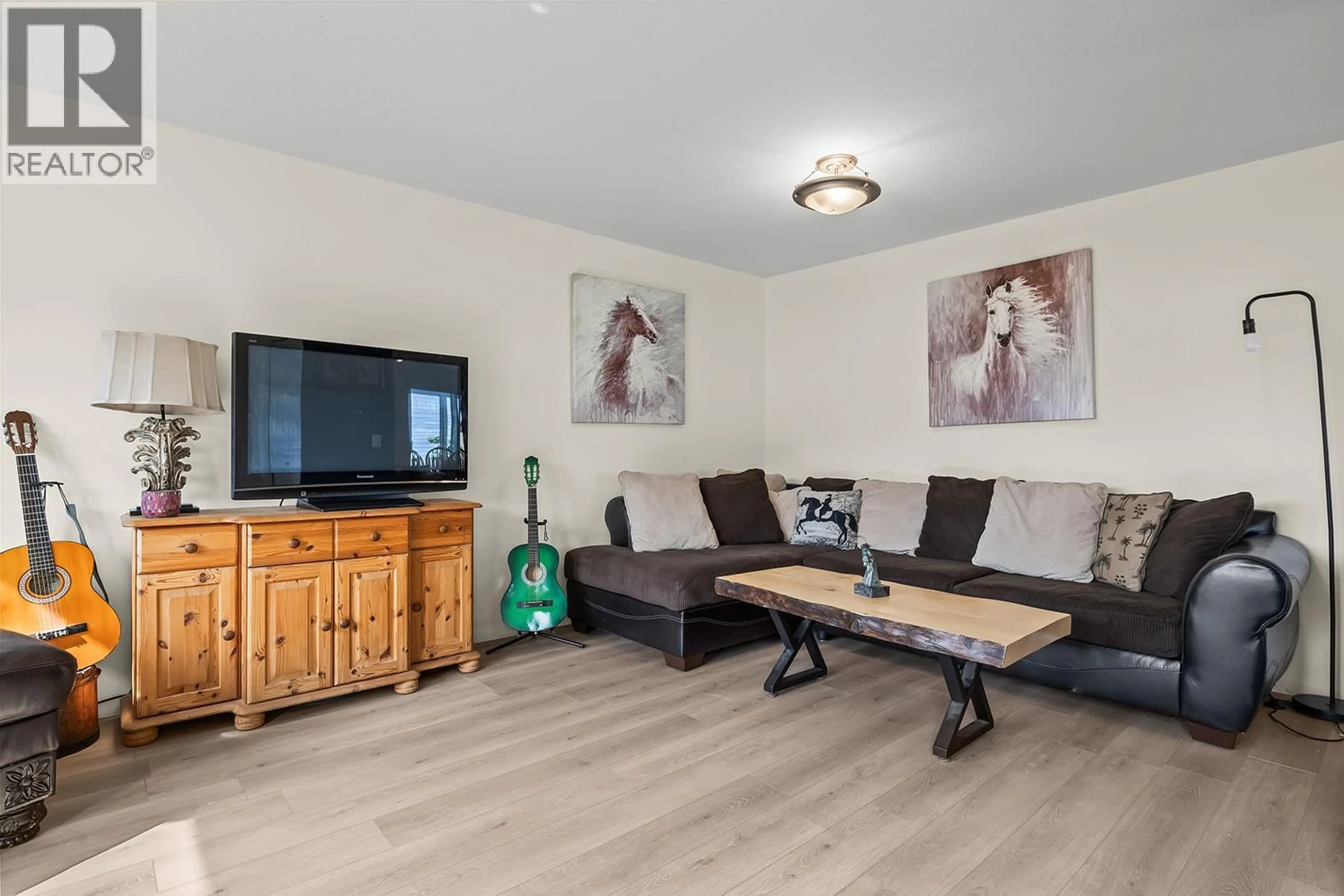 Living room with furniture, wood/laminate floor for 22 - 6400 SPENCER ROAD, Kelowna British Columbia V1X7T6