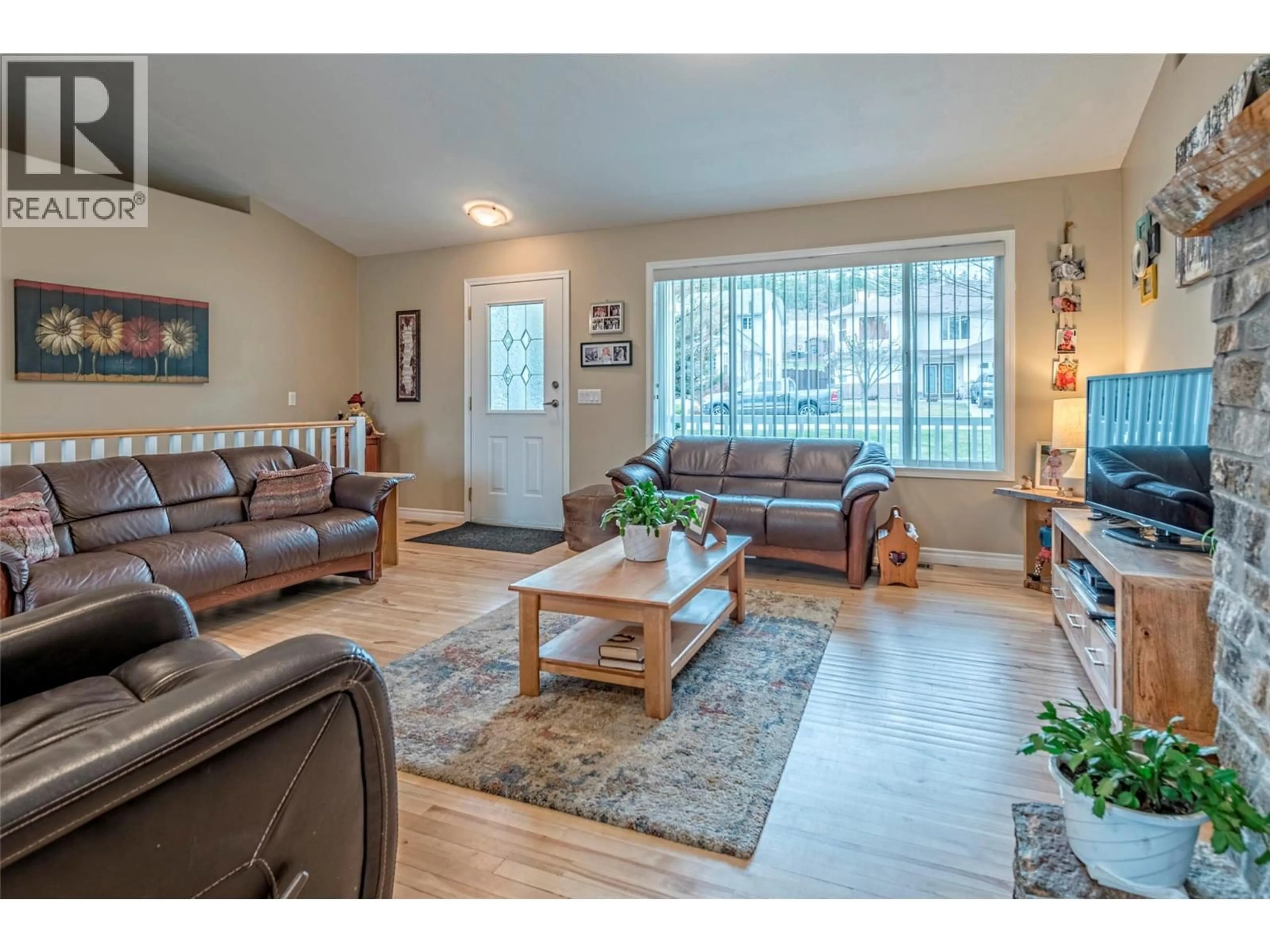 Living room with furniture, wood/laminate floor for 2735 NORTHVIEW PLACE, Lake Country British Columbia V4V1R1