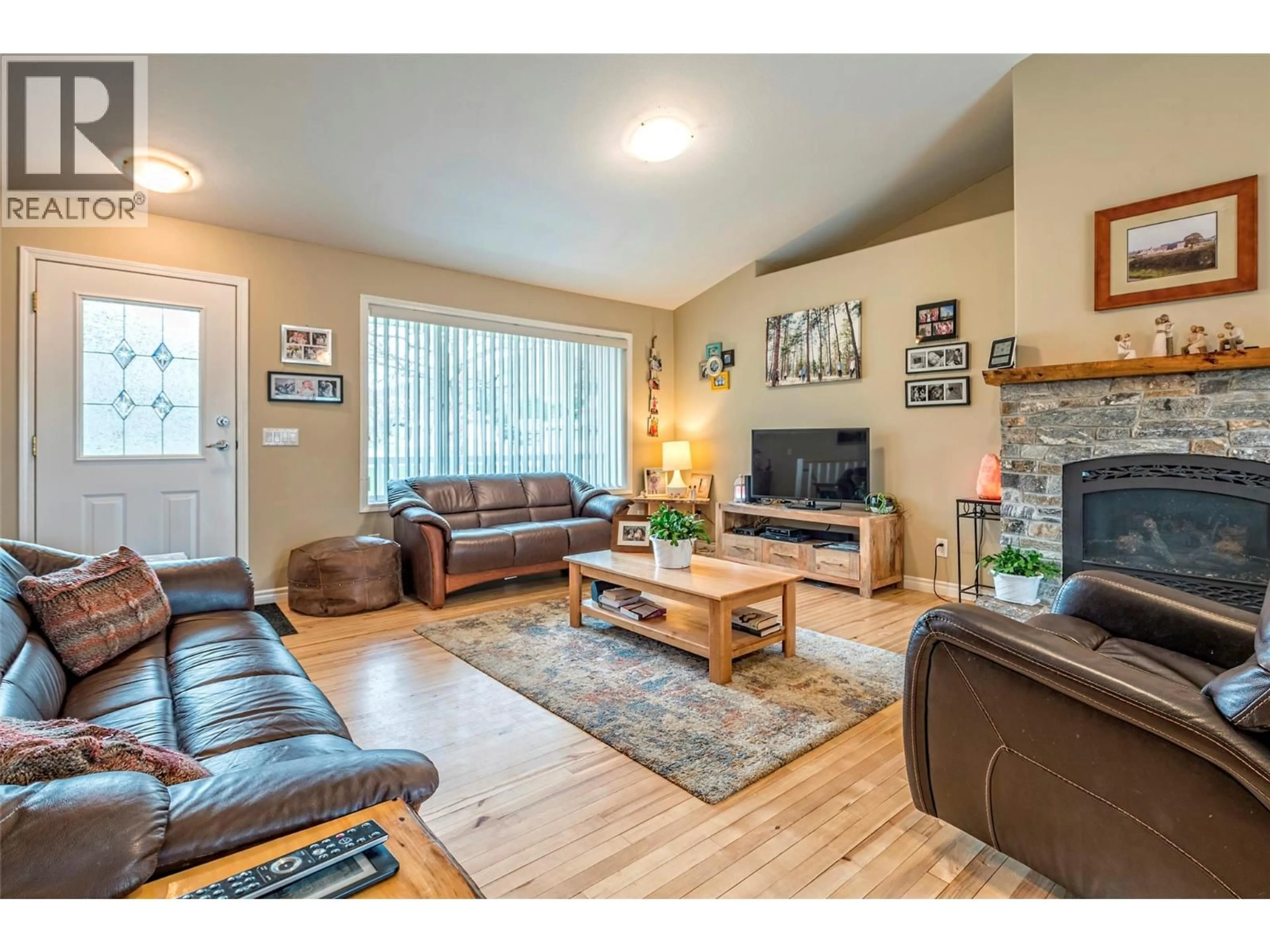 Living room with furniture, wood/laminate floor for 2735 NORTHVIEW PLACE, Lake Country British Columbia V4V1R1