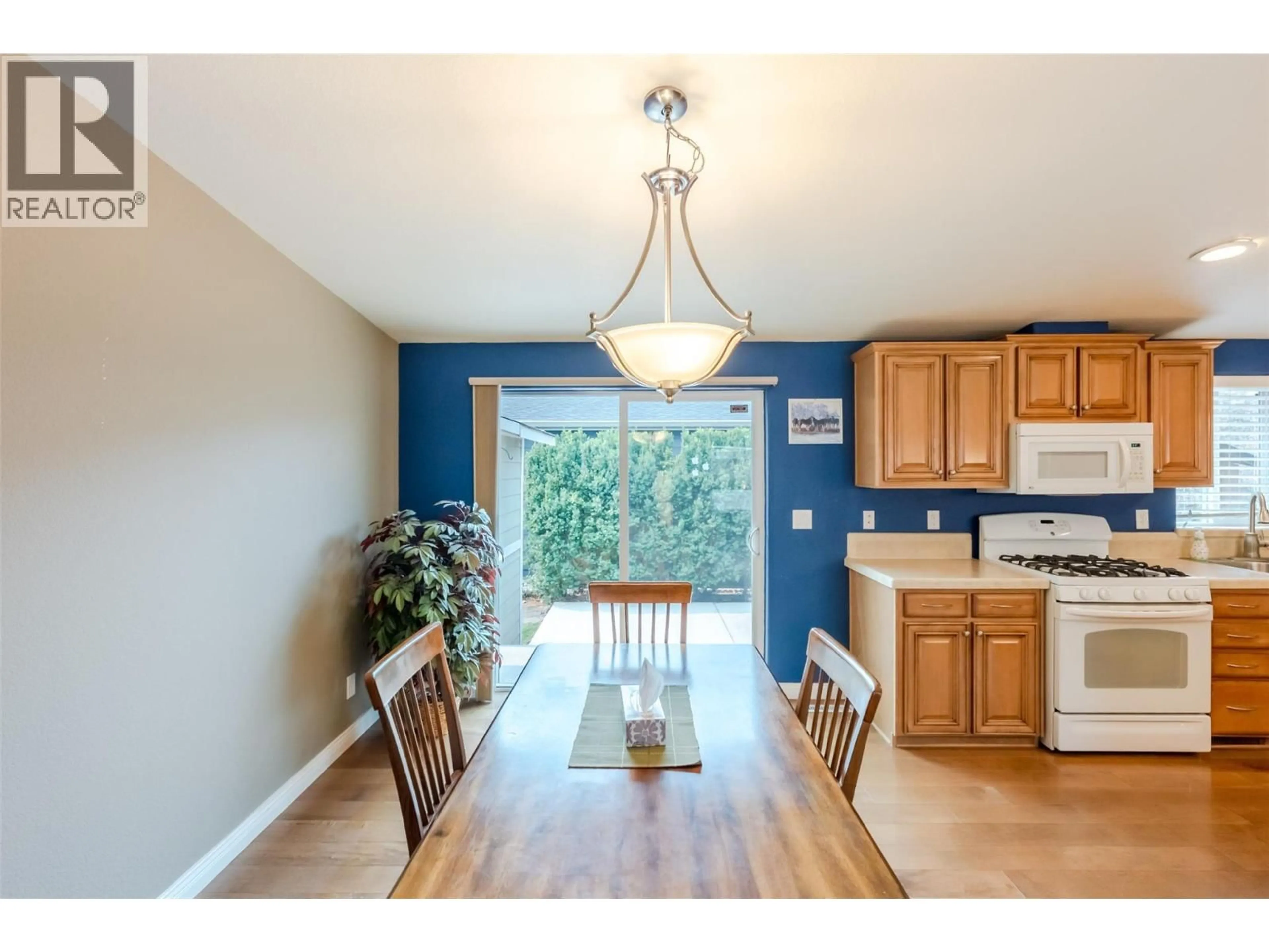 Open concept kitchen, wood/laminate floor for 7 - 8300 GALLAGHER LK FRONTAGE ROAD, Oliver British Columbia V0H1T2