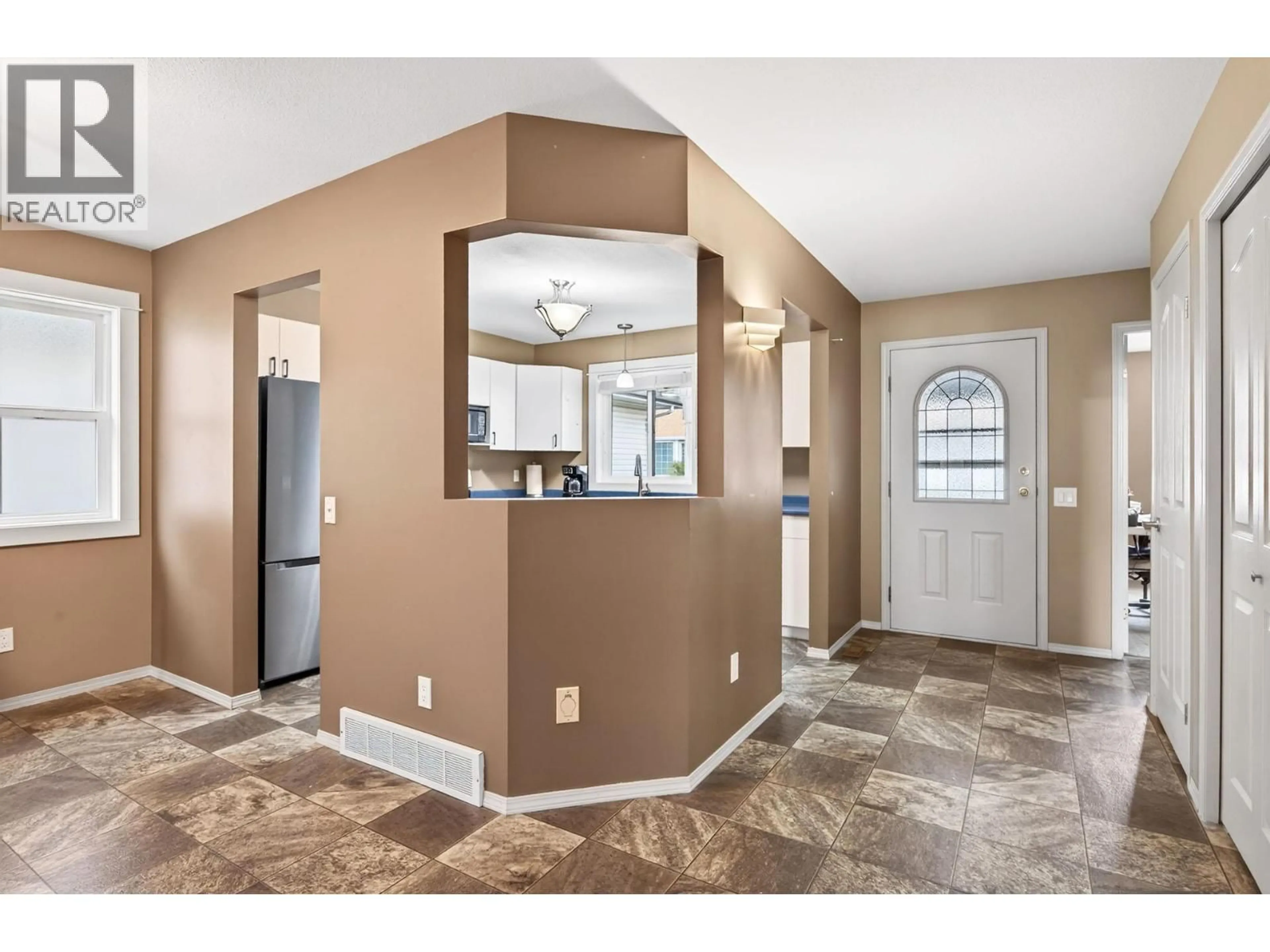 Indoor entryway for 14 - 1195 14TH STREET, Kamloops British Columbia v2b5v2