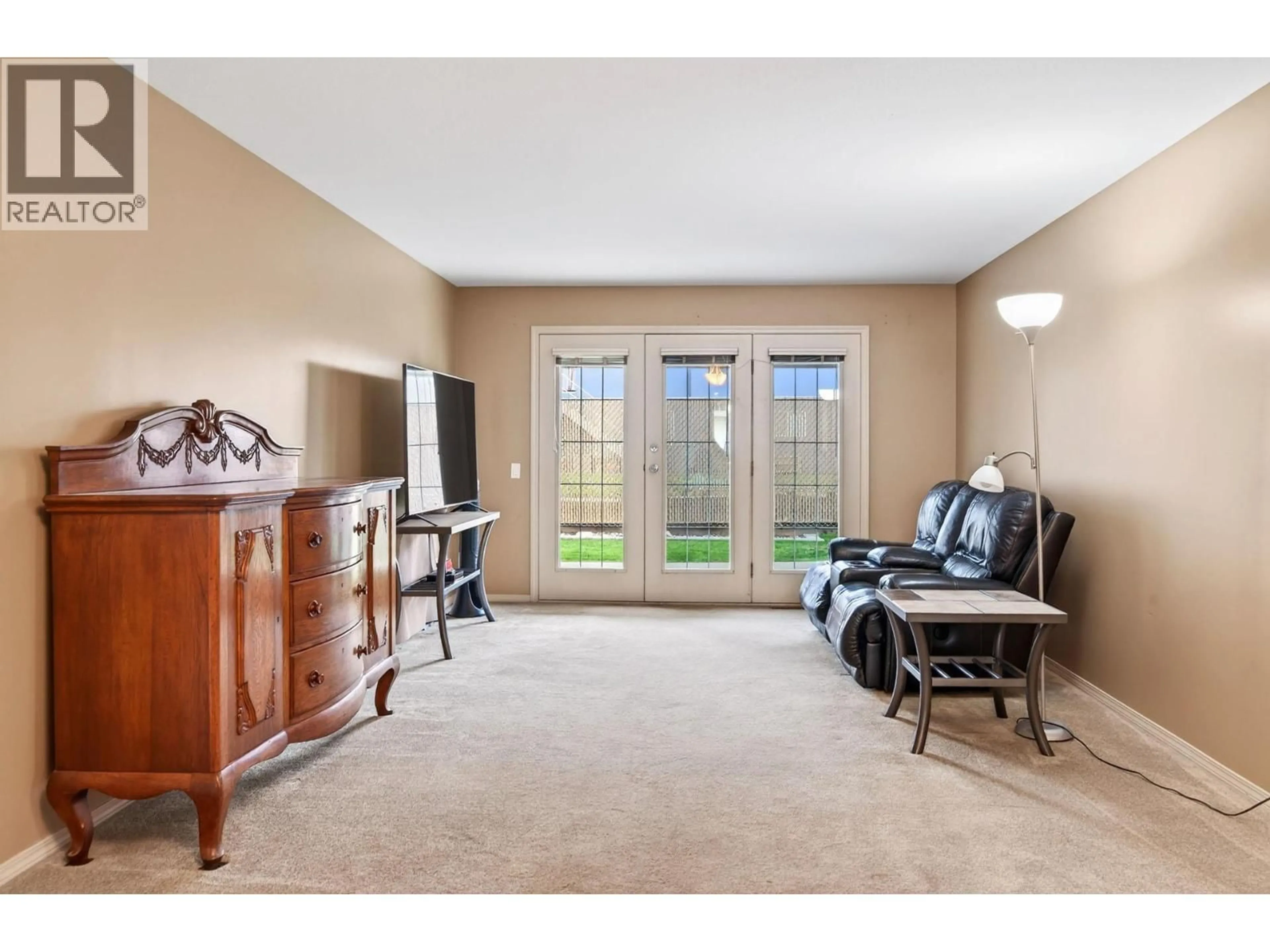 Living room with furniture, carpet floor for 14 - 1195 14TH STREET, Kamloops British Columbia v2b5v2