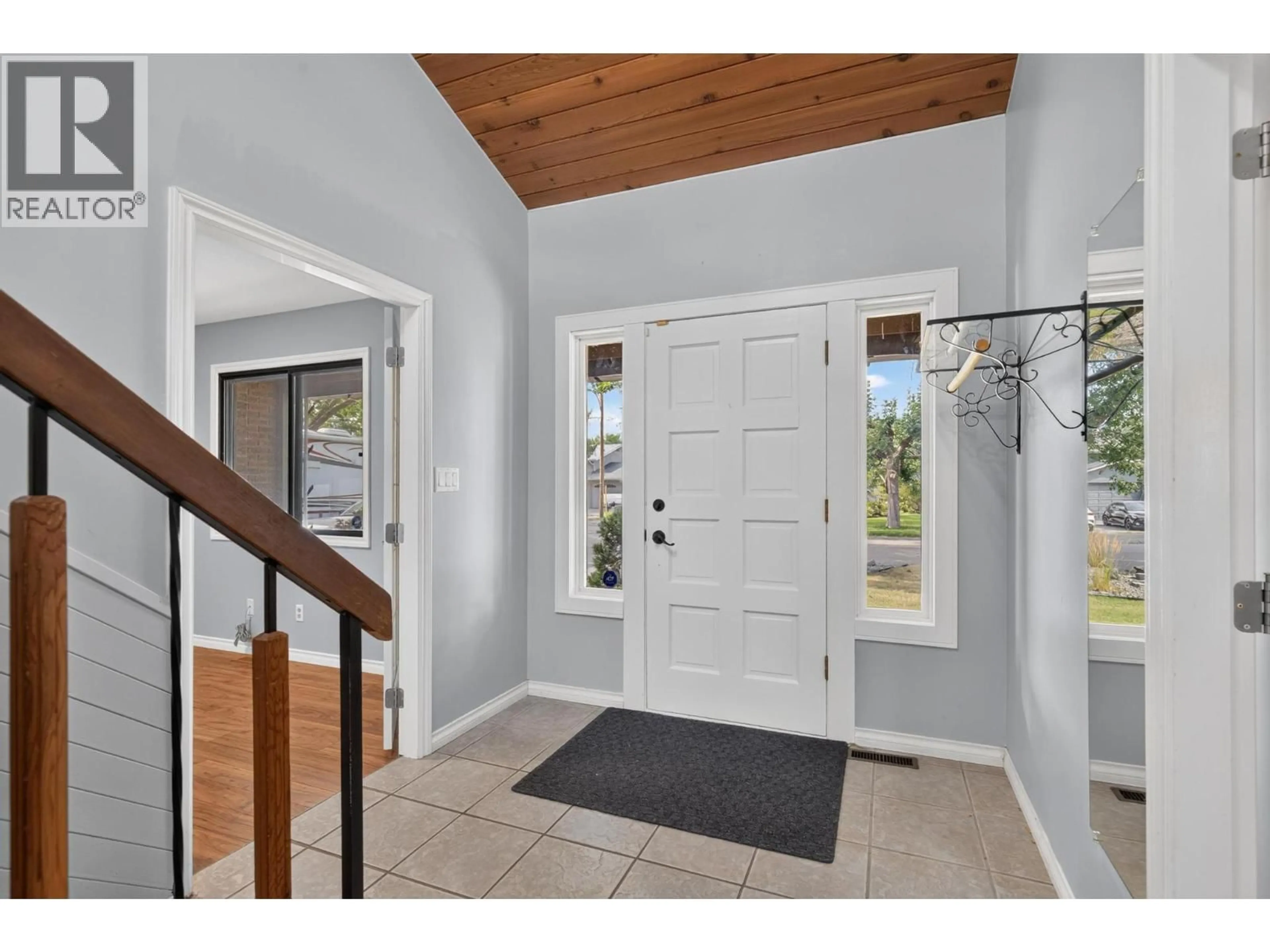 Indoor entryway for 795 MITCHELL ROAD, Kelowna British Columbia V1X3W4