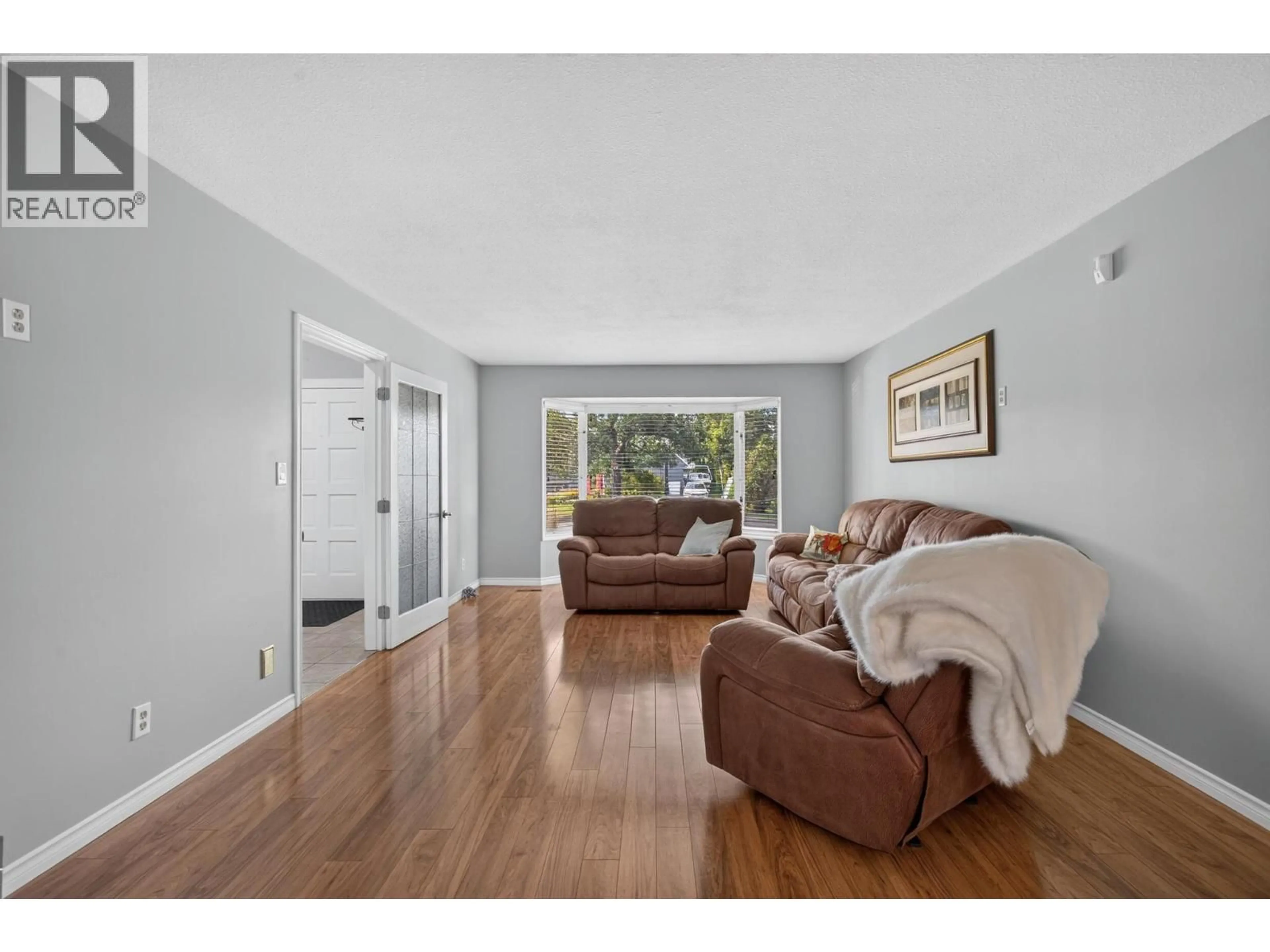 Living room with furniture, wood/laminate floor for 795 MITCHELL ROAD, Kelowna British Columbia V1X3W4