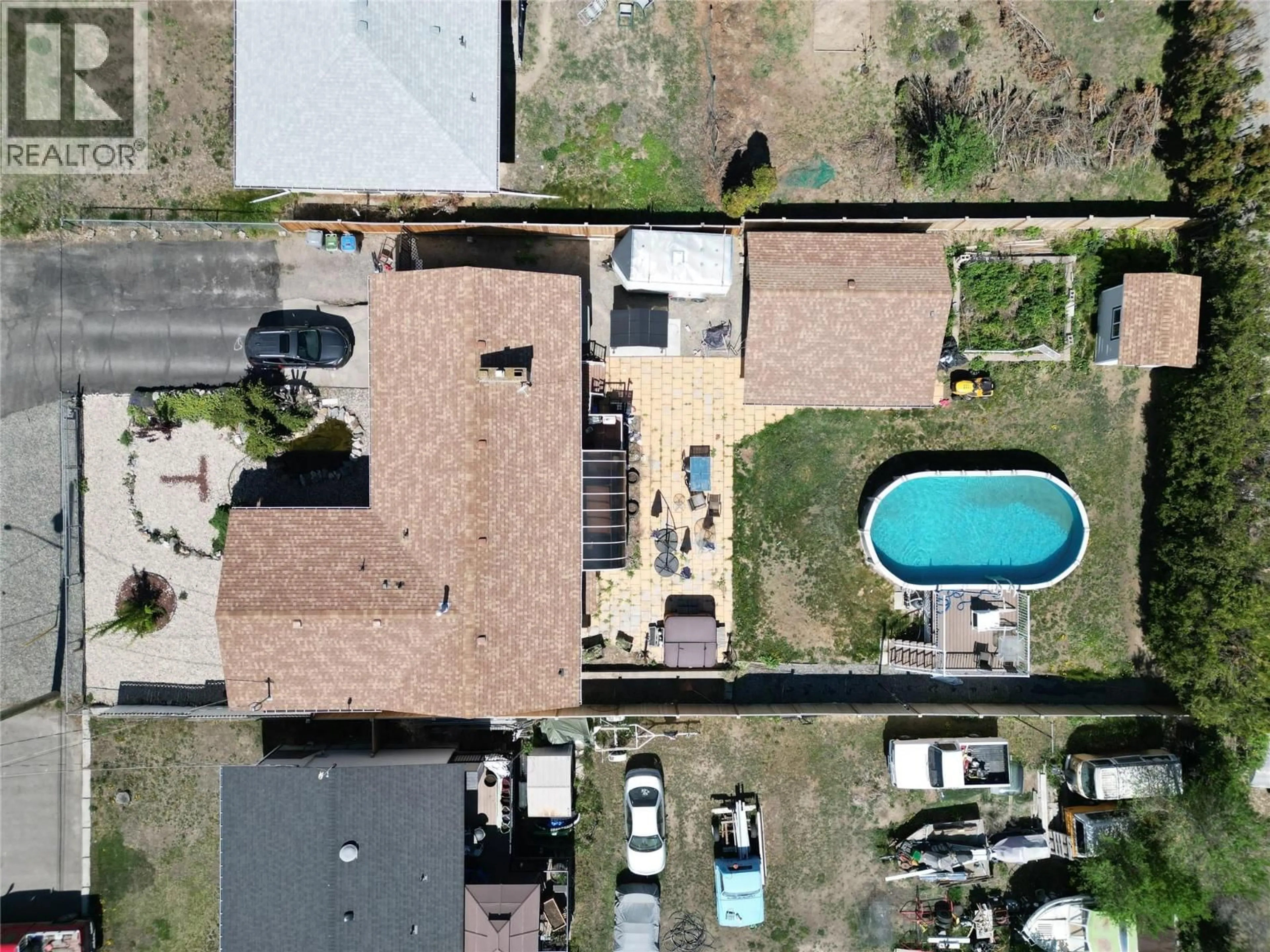 A pic from outside/outdoor area/front of a property/back of a property/a pic from drone, street for 1087 LAROQUE STREET, Kamloops British Columbia V2B5L6