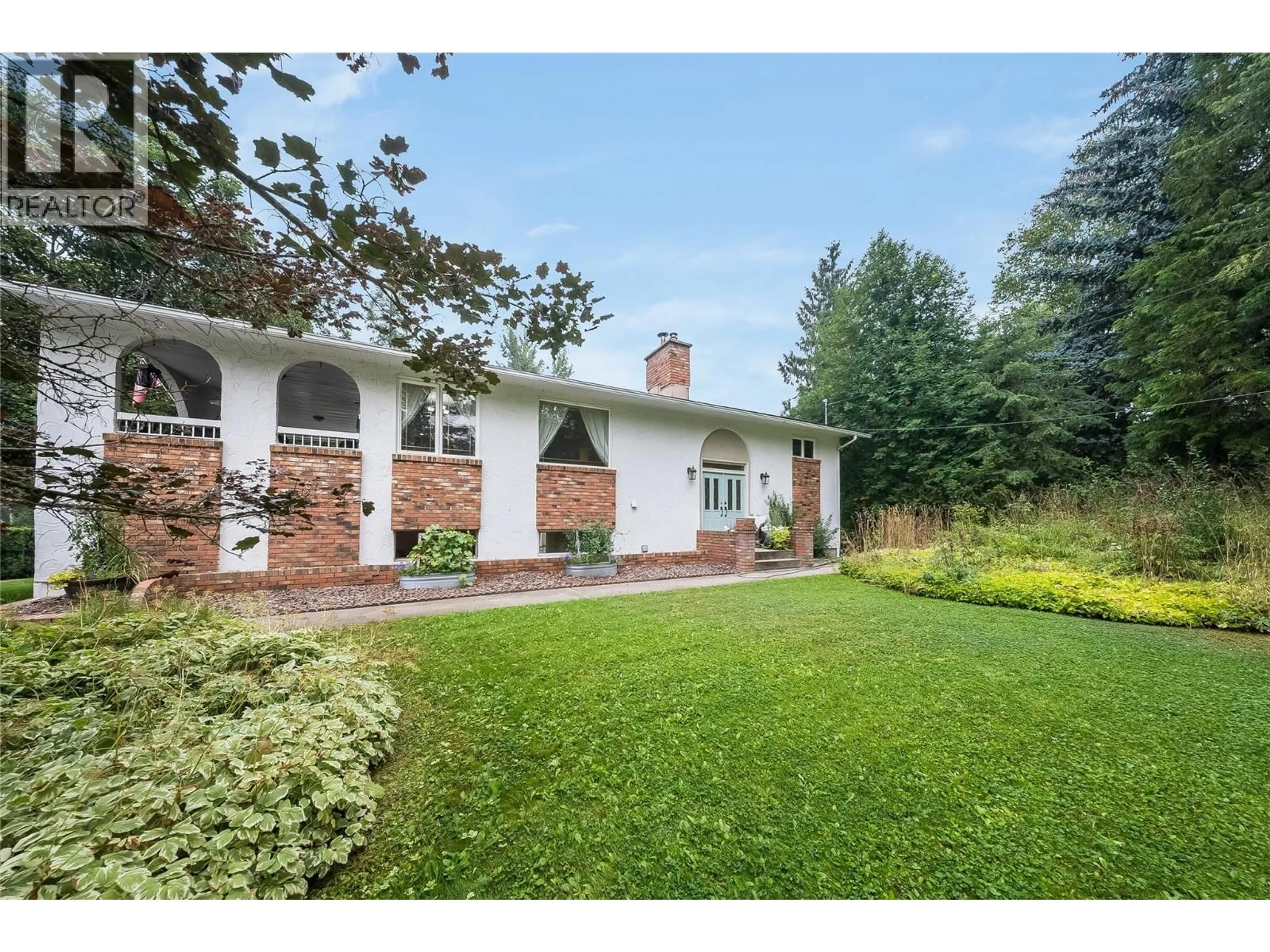 A pic from outside/outdoor area/front of a property/back of a property/a pic from drone, street for 314 WEBSTER ROAD, Fruitvale British Columbia V0G1L1