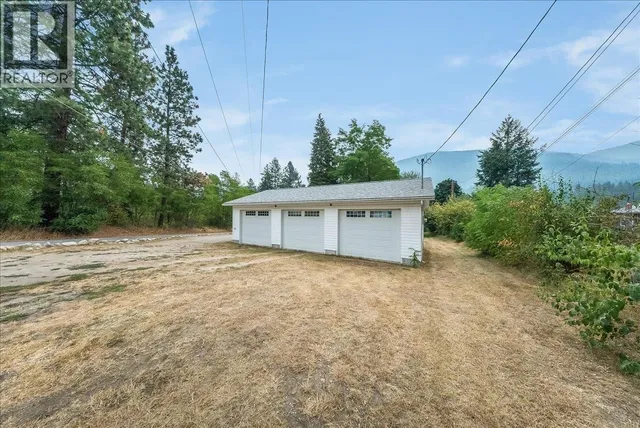 814 16TH AVENUE, Genelle 3