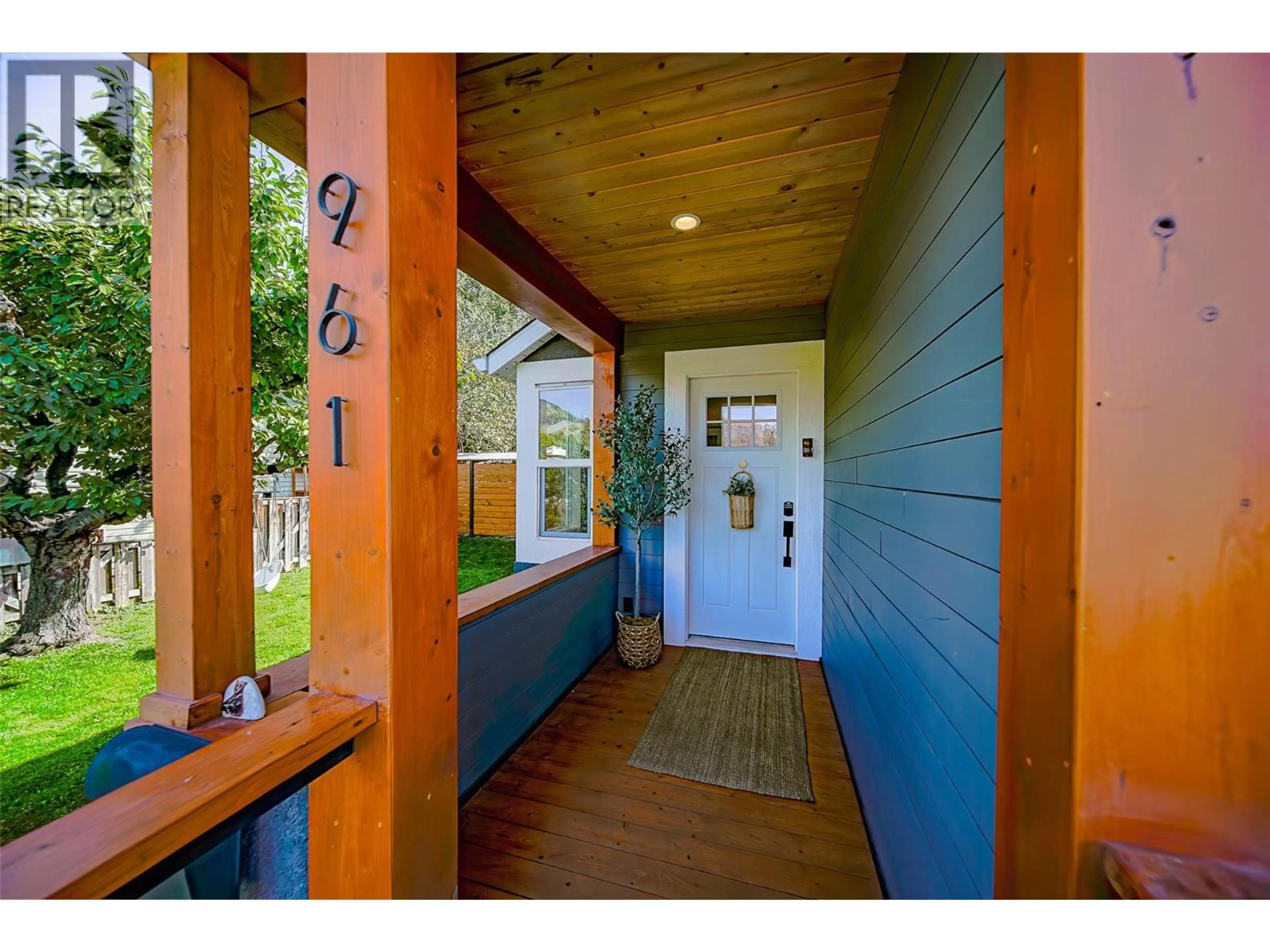 Indoor entryway for 961 COLUMBIA STREET, Kamloops British Columbia V2C2V8