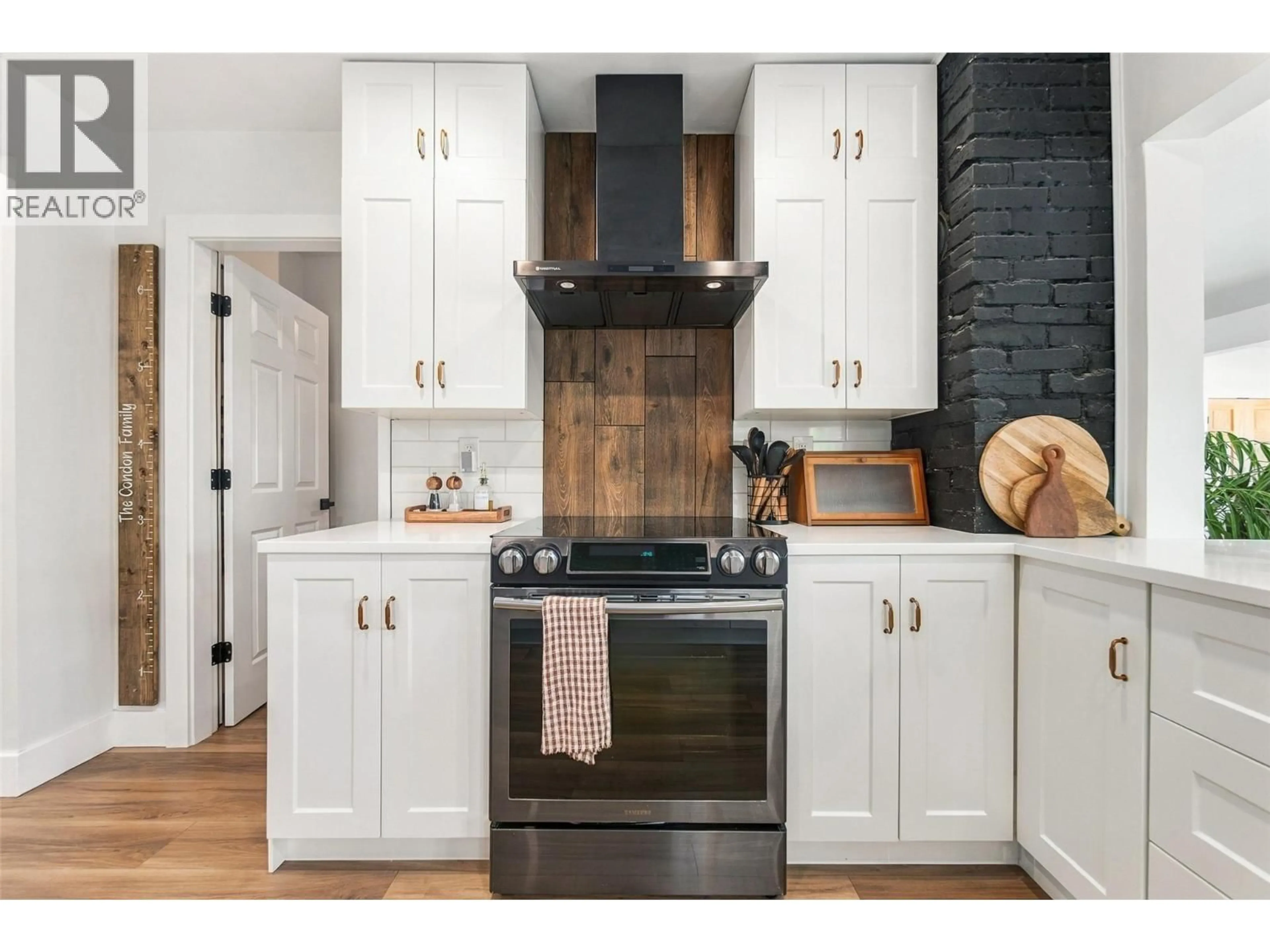 Contemporary kitchen, unknown for 961 COLUMBIA STREET, Kamloops British Columbia V2C2V8