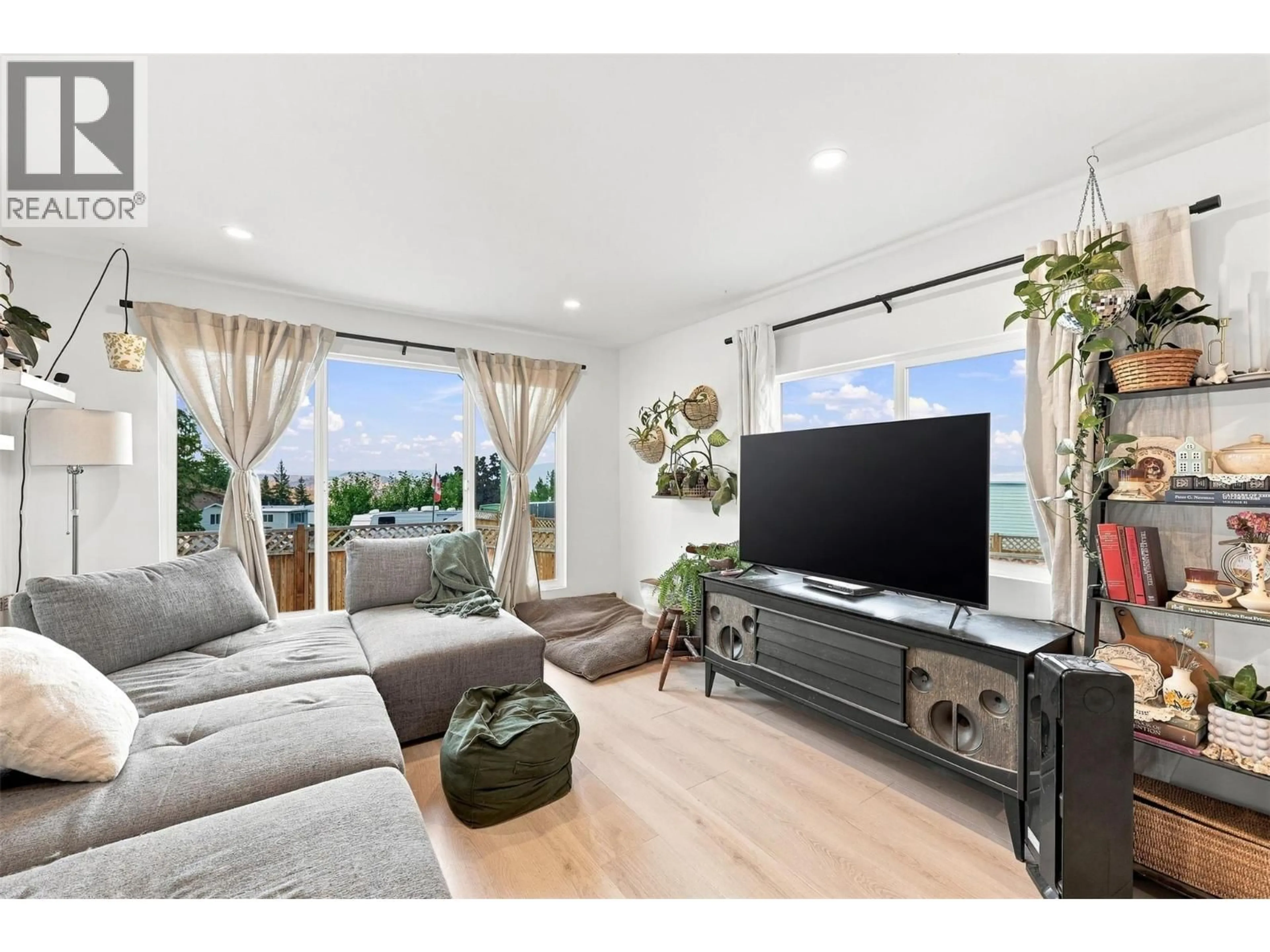 Living room with furniture, wood/laminate floor for 20 - 1680 LAC LE JEUNE ROAD, Kamloops British Columbia V1S1Z1
