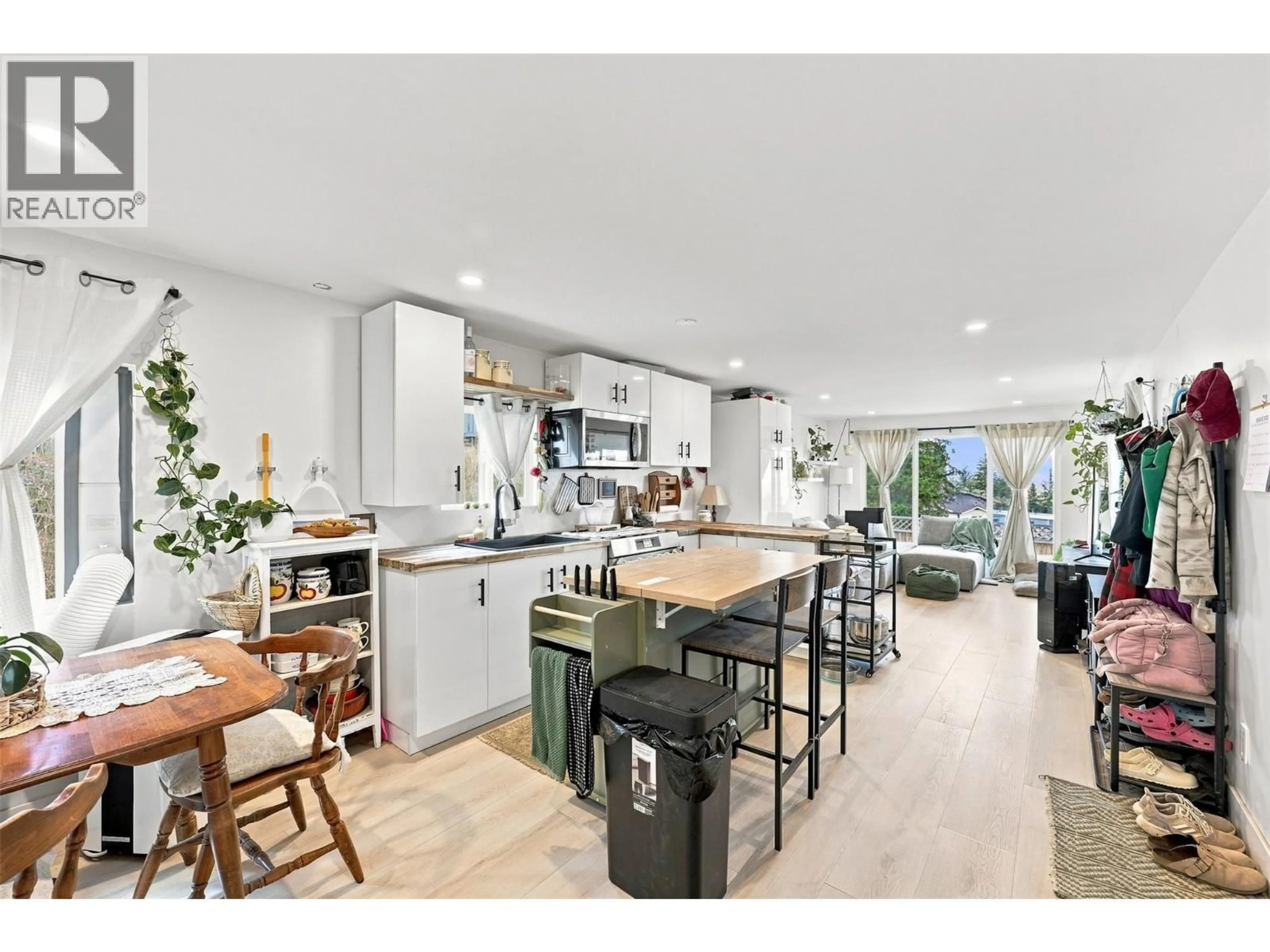 Open concept kitchen, ceramic/tile floor for 20 - 1680 LAC LE JEUNE ROAD, Kamloops British Columbia V1S1Z1