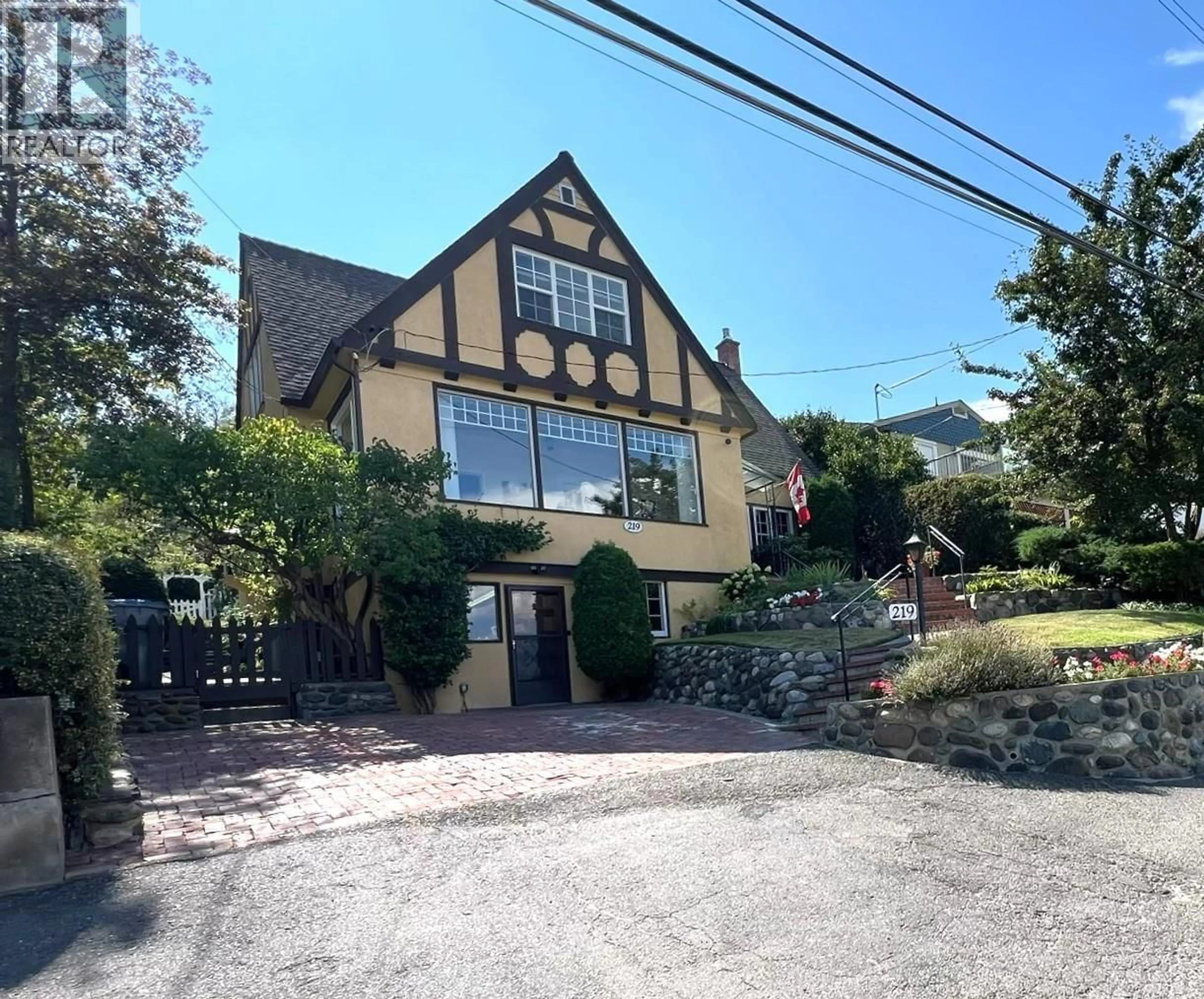 A pic from outside/outdoor area/front of a property/back of a property/a pic from drone, street for 219 ST PAUL STREET WEST, Kamloops British Columbia V2C1G2