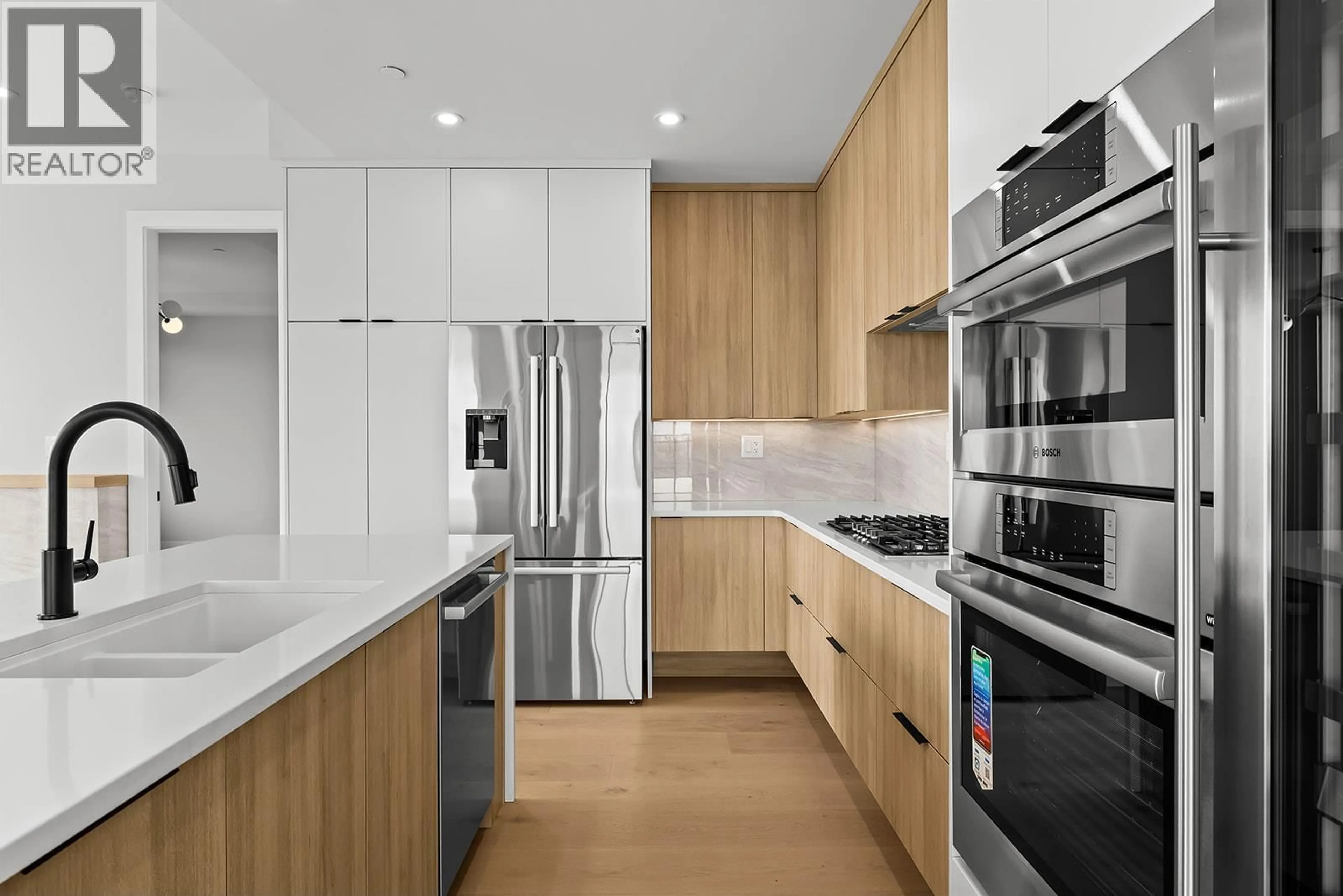 Contemporary kitchen, unknown for 502 - 75 PREDATOR RIDGE DRIVE, Vernon British Columbia V1H1G4