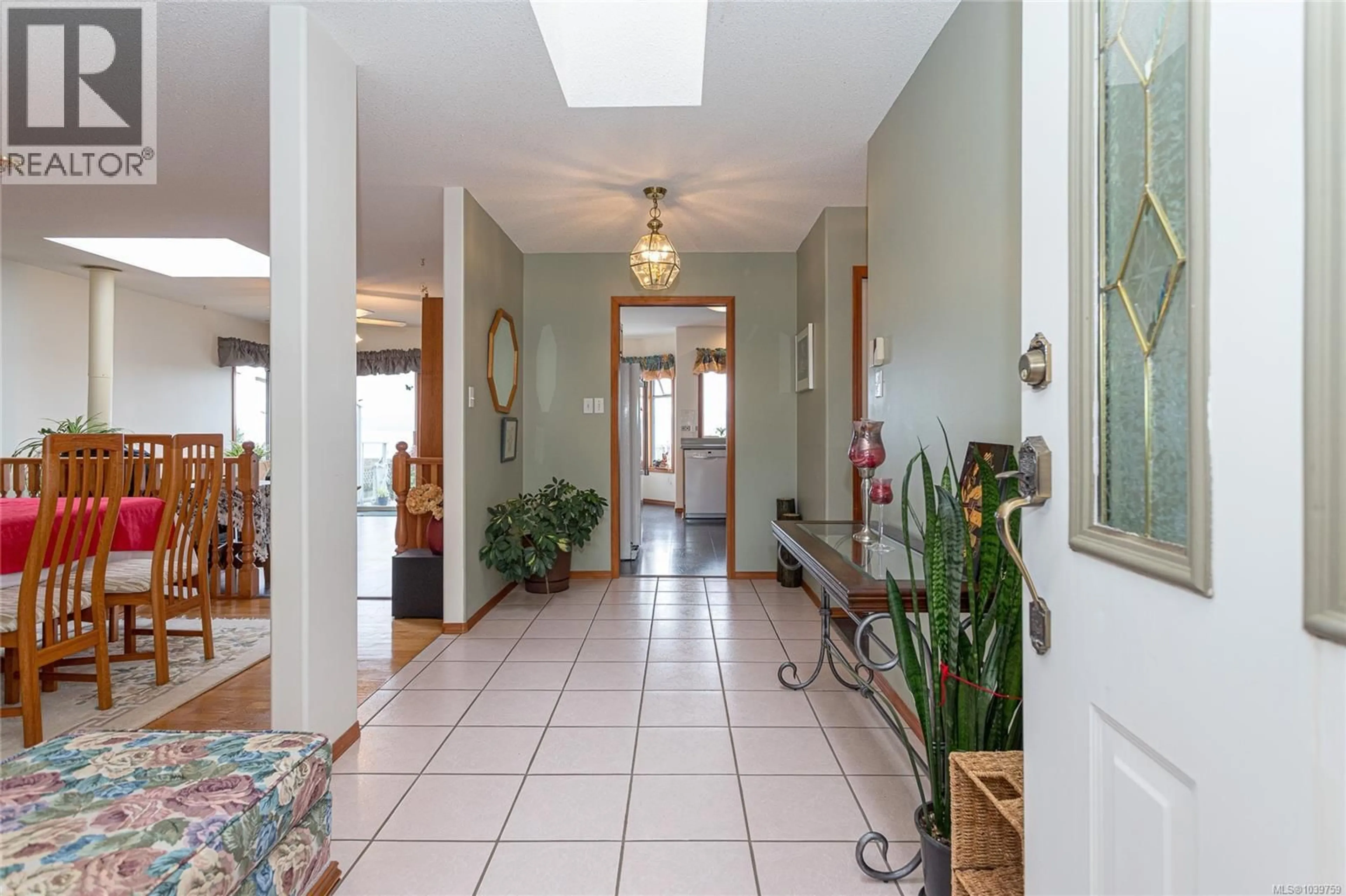 Indoor foyer for 4938 BELLA VISTA CRESCENT, Nanaimo British Columbia V9V1M5