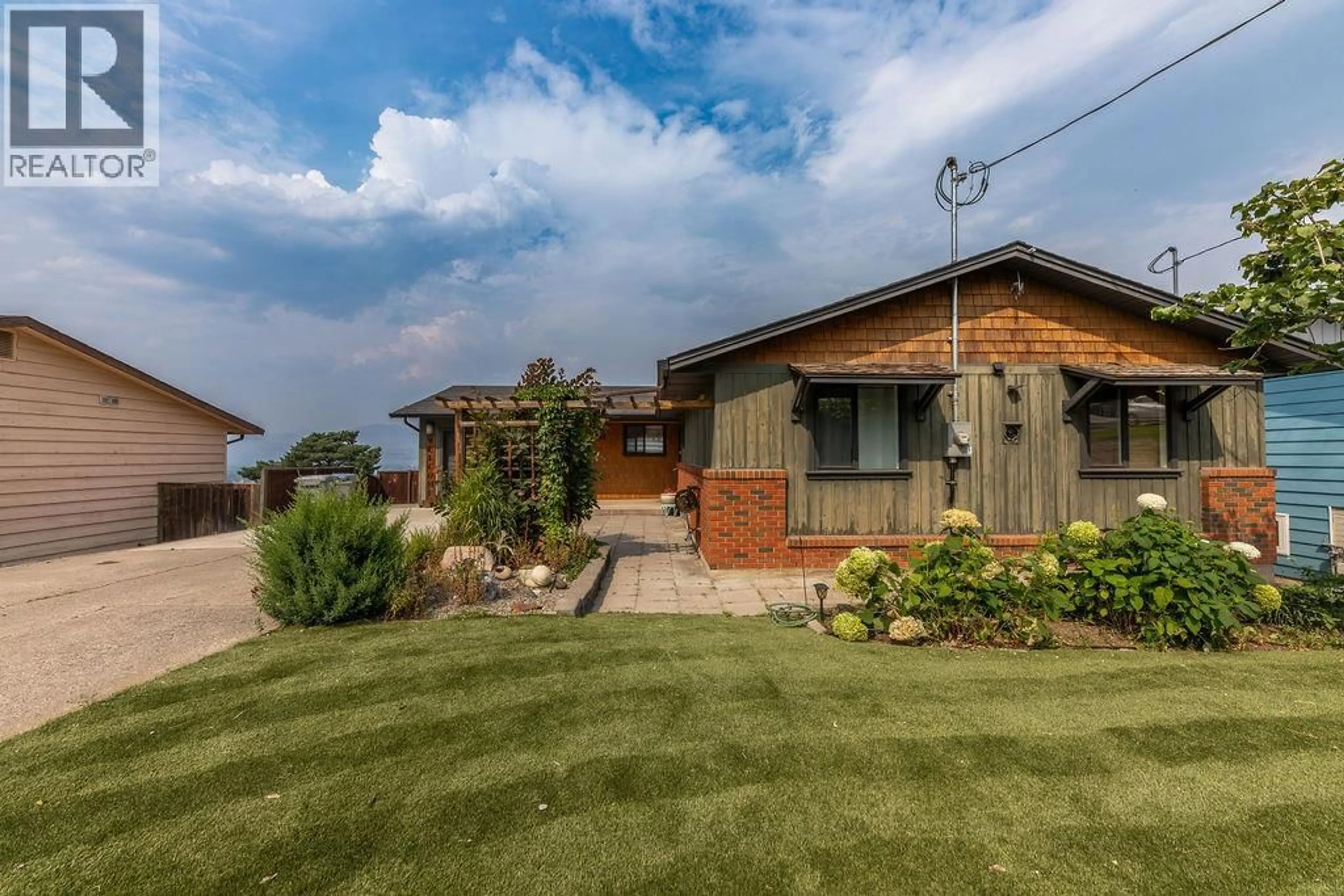 A pic from outside/outdoor area/front of a property/back of a property/a pic from drone, unknown for 760 ARBUTUS STREET, Kamloops British Columbia V2C5W5