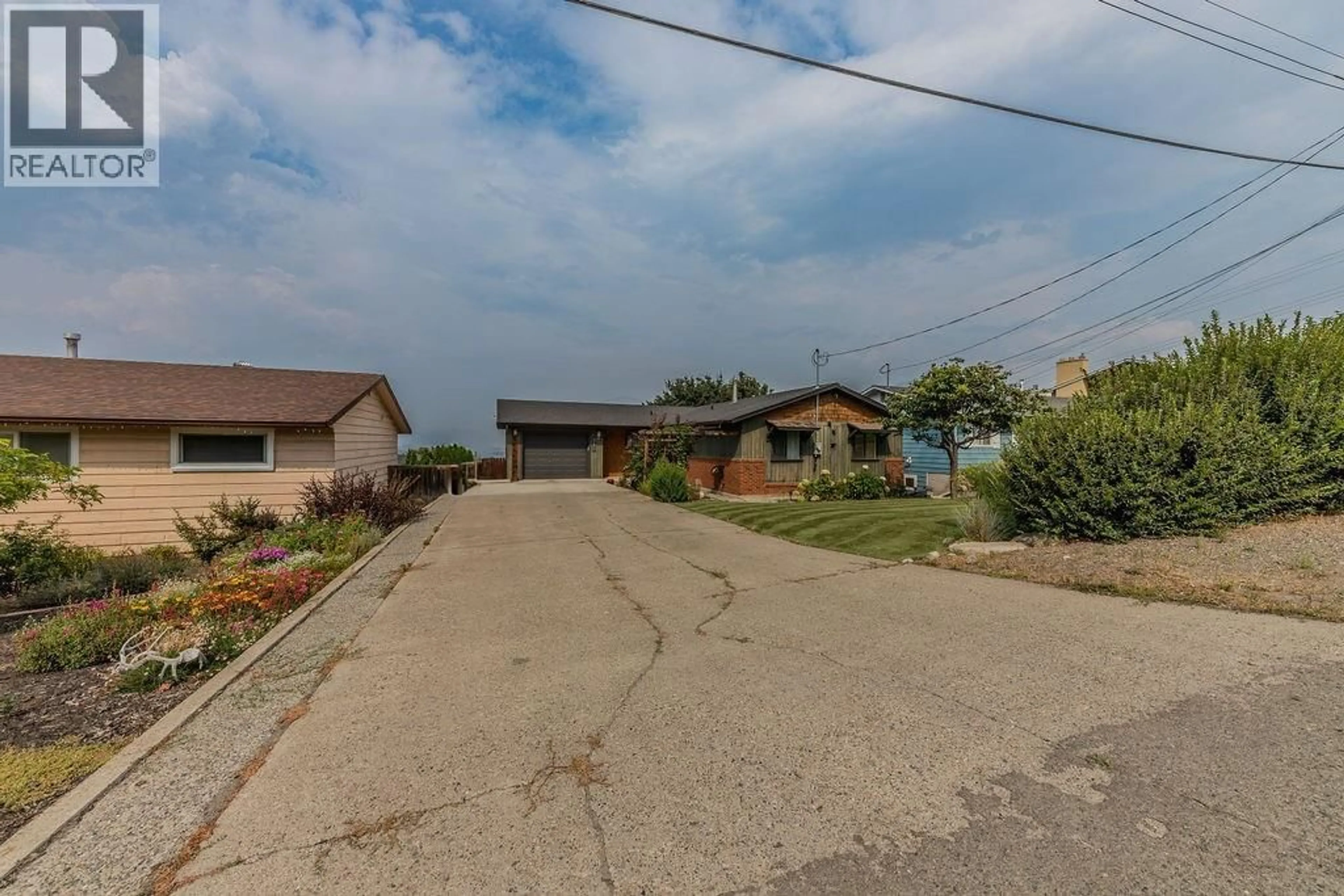 A pic from outside/outdoor area/front of a property/back of a property/a pic from drone, street for 760 ARBUTUS STREET, Kamloops British Columbia V2C5W5