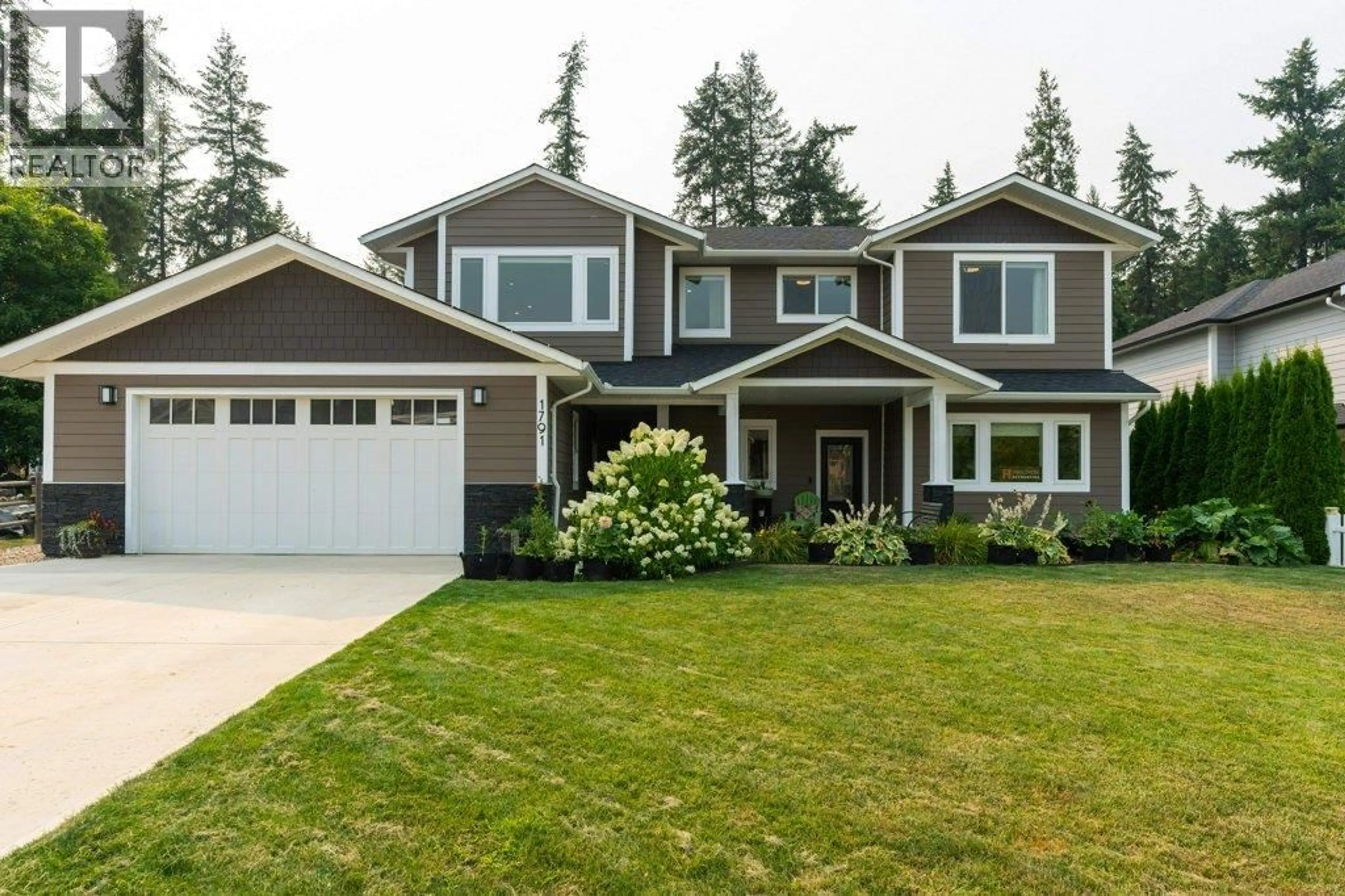 Home with vinyl exterior material, street for 1791 22 STREET NORTHEAST, Salmon Arm British Columbia V1E3M9
