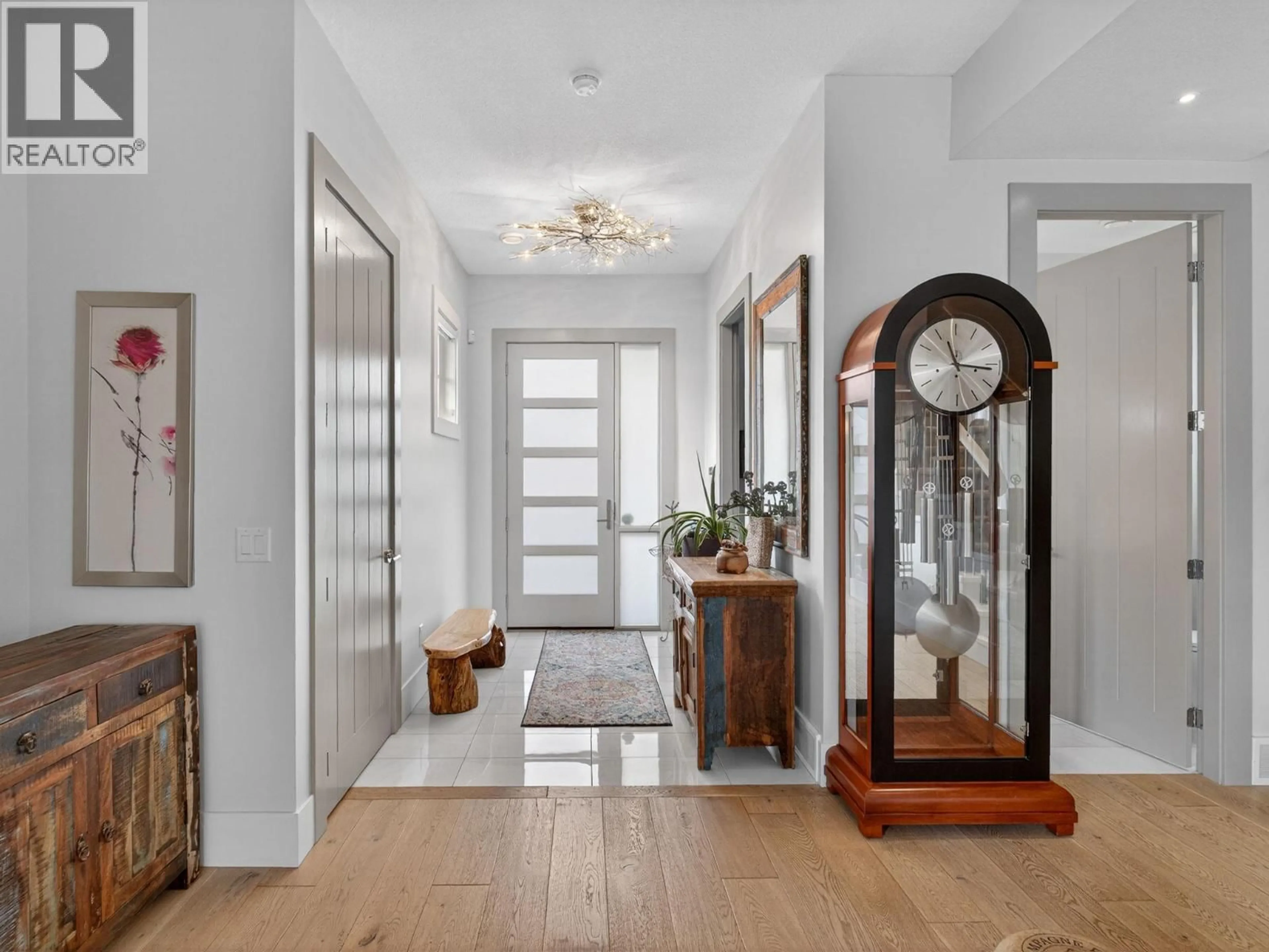 Indoor entryway for 1900 WATER STREET, Kelowna British Columbia V1Y1K6