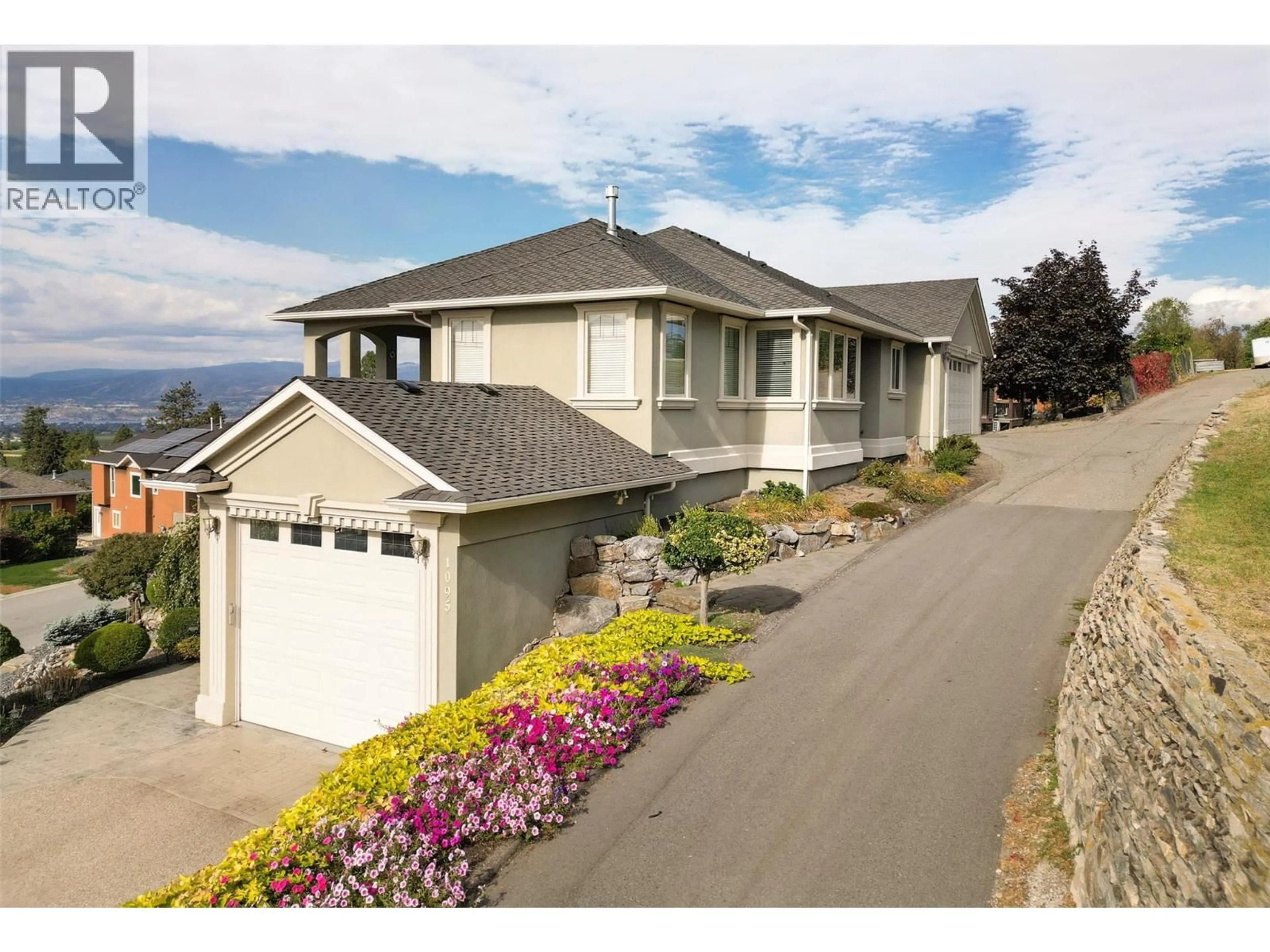 Home with vinyl exterior material, unknown for 1095 HUME AVENUE, Kelowna British Columbia V1P1P2