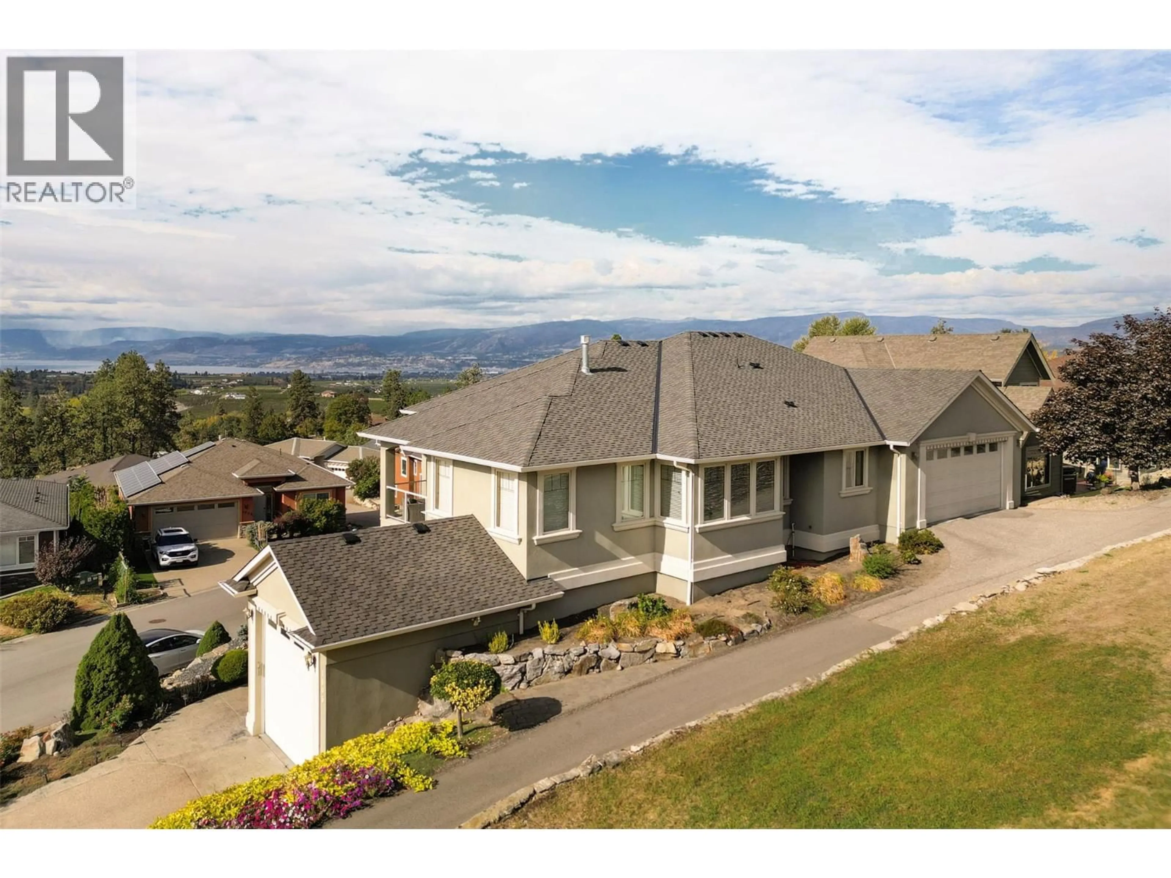 A pic from outside/outdoor area/front of a property/back of a property/a pic from drone, mountain view for 1095 HUME AVENUE, Kelowna British Columbia V1P1P2