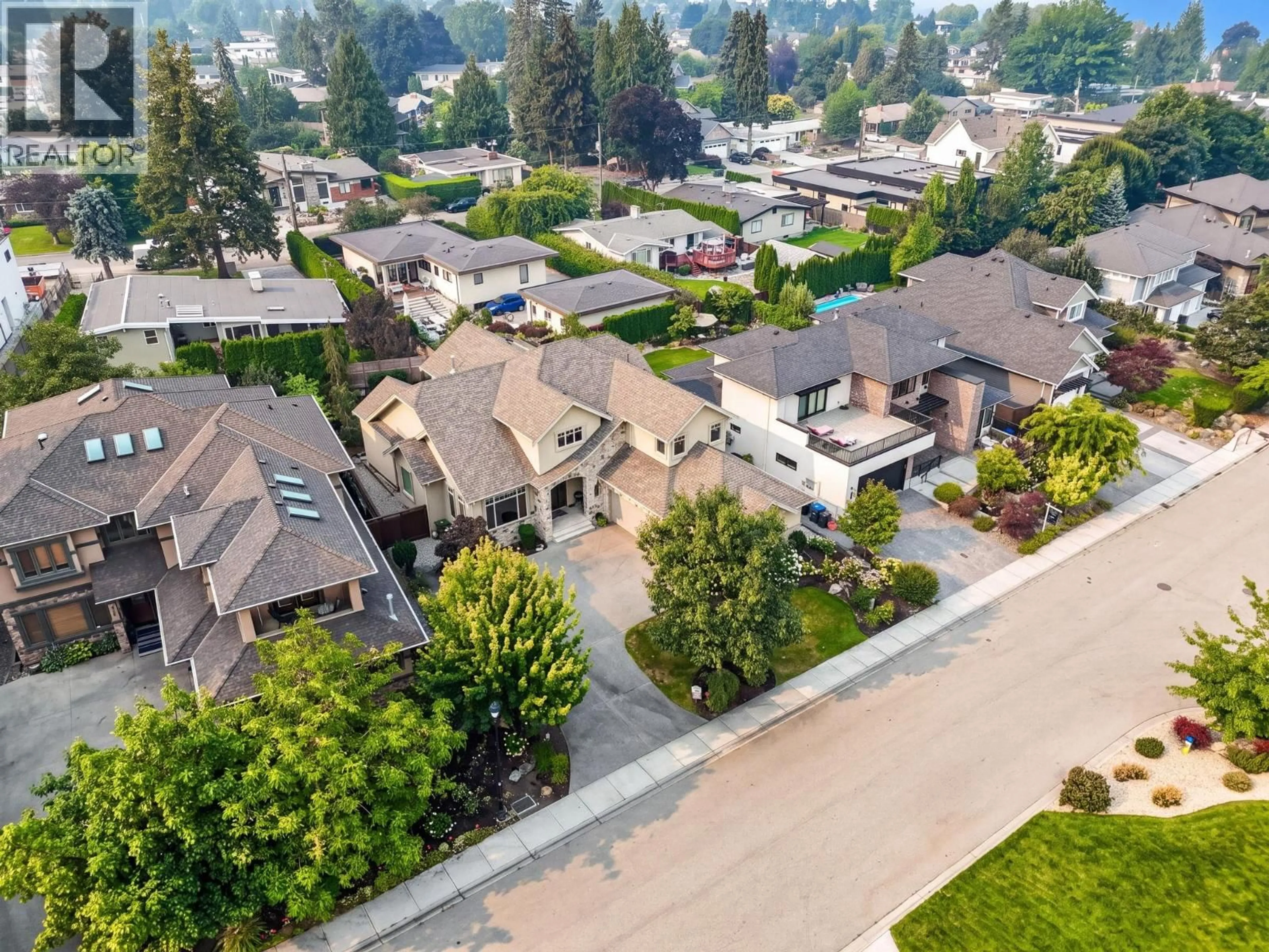 A pic from outside/outdoor area/front of a property/back of a property/a pic from drone, street for 523 METCALFE AVENUE, Kelowna British Columbia V1W5K8