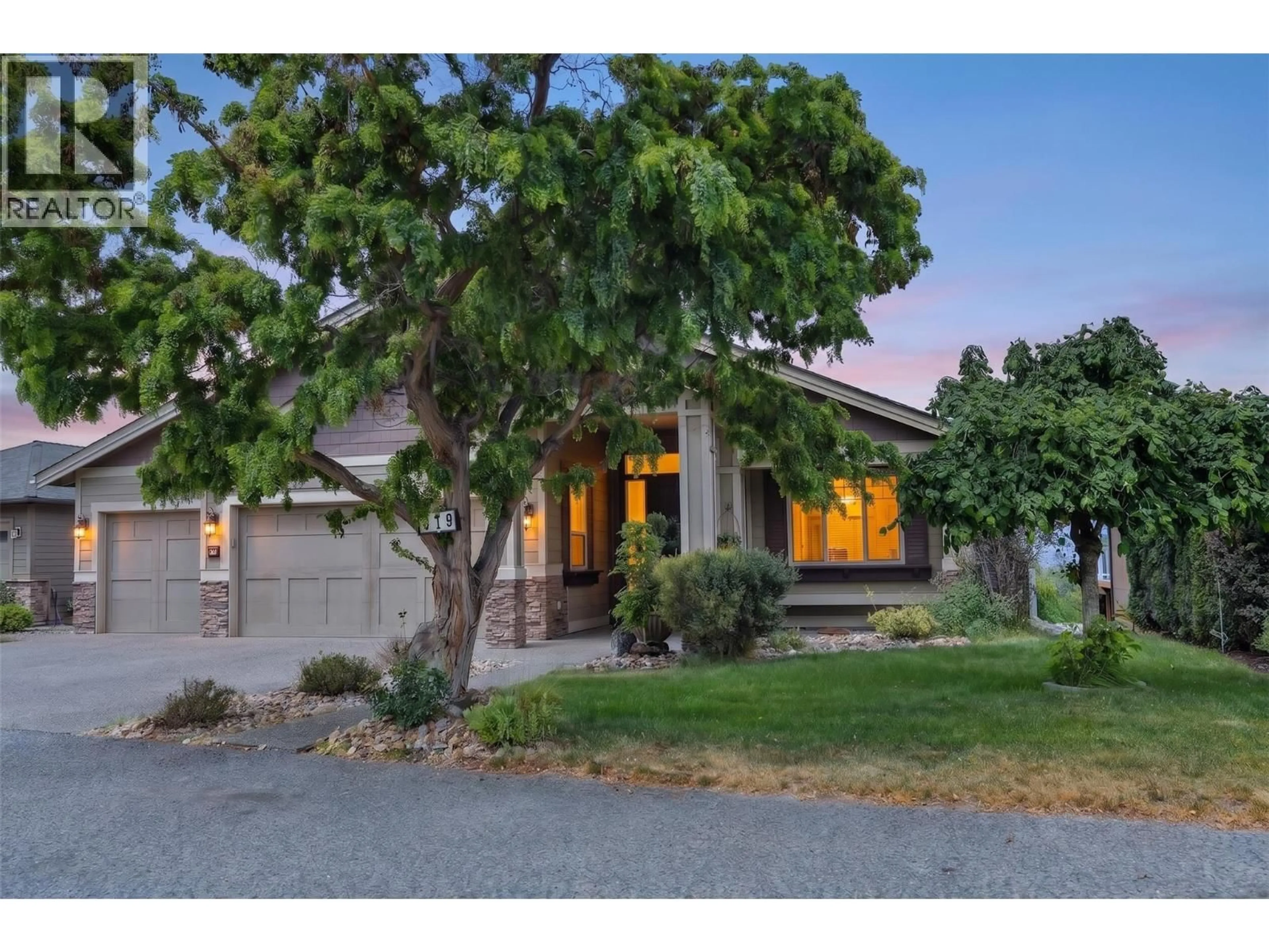 Home with vinyl exterior material, street for 679 DEVONIAN AVENUE, Kelowna British Columbia V1W5C2