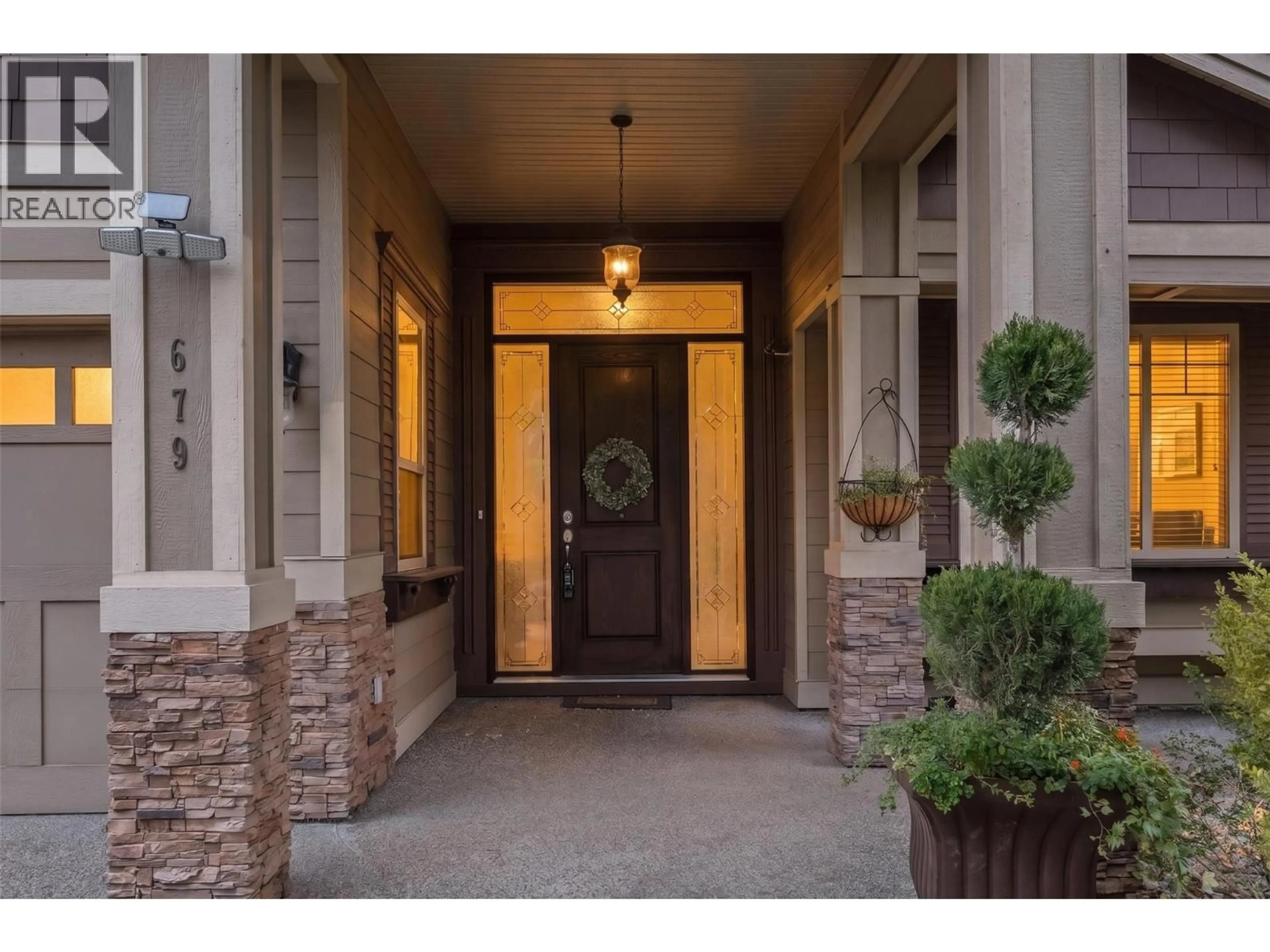 Indoor entryway for 679 DEVONIAN AVENUE, Kelowna British Columbia V1W5C2