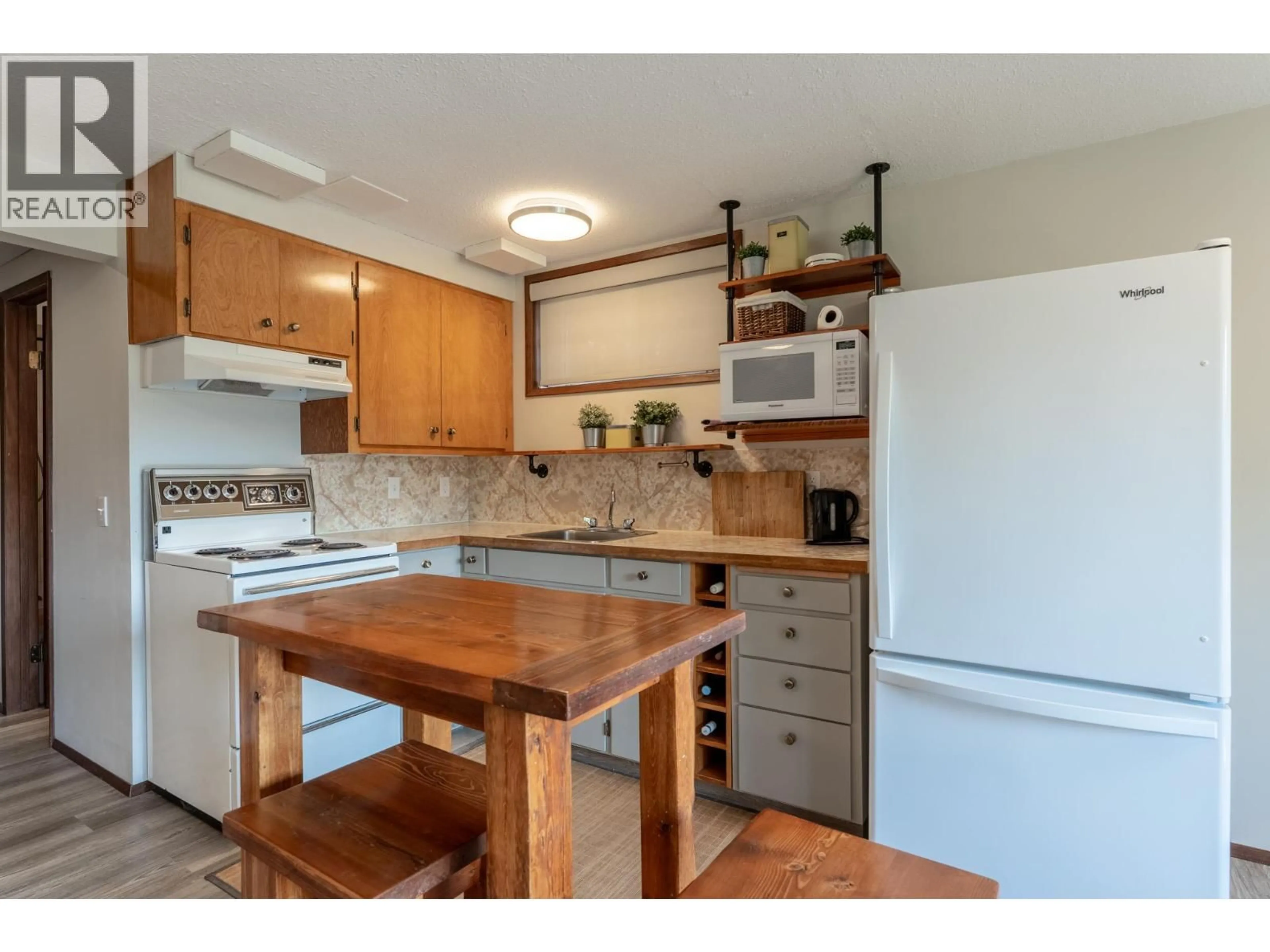 Standard kitchen, wood/laminate floor for 1470 LAWRENCE AVENUE, Kelowna British Columbia V1Y6M8