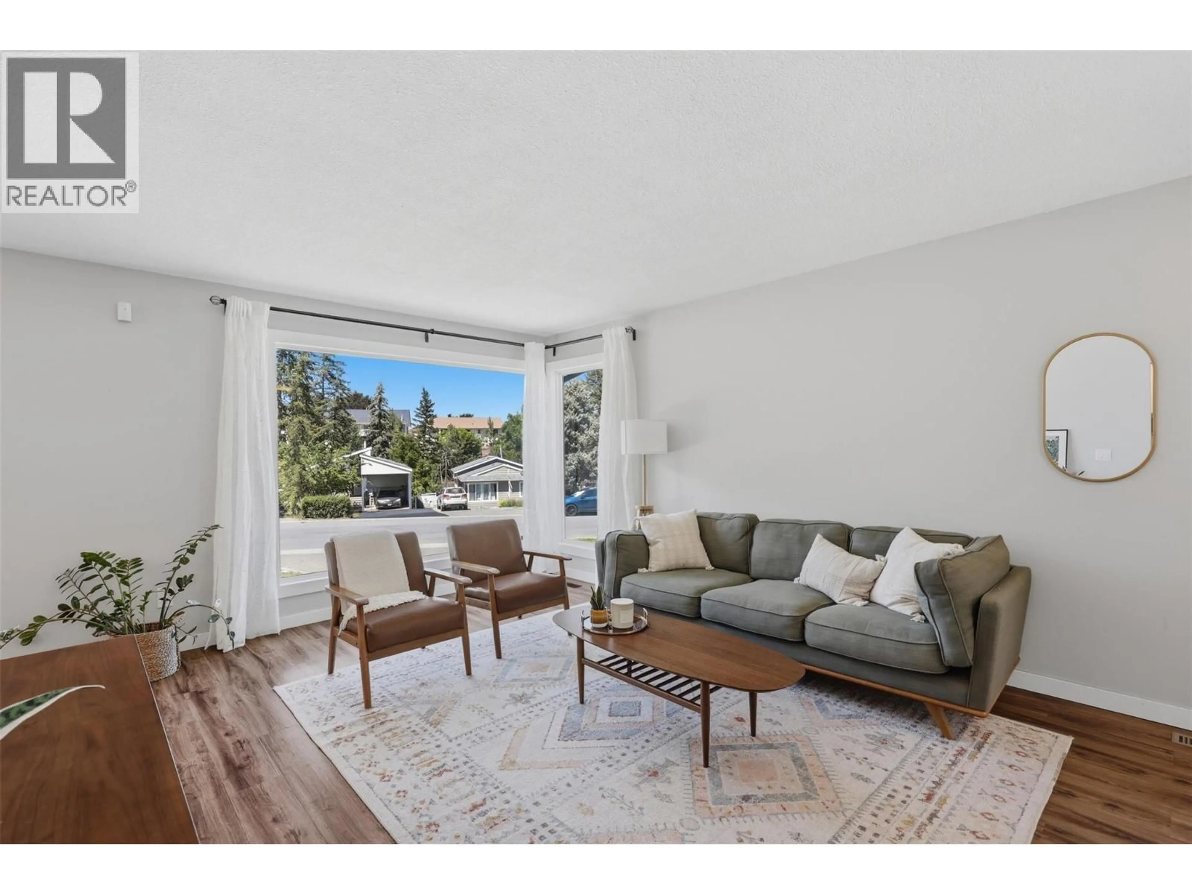 Living room with furniture, unknown for 575 GLENEAGLES DRIVE, Kamloops British Columbia V2E1X1