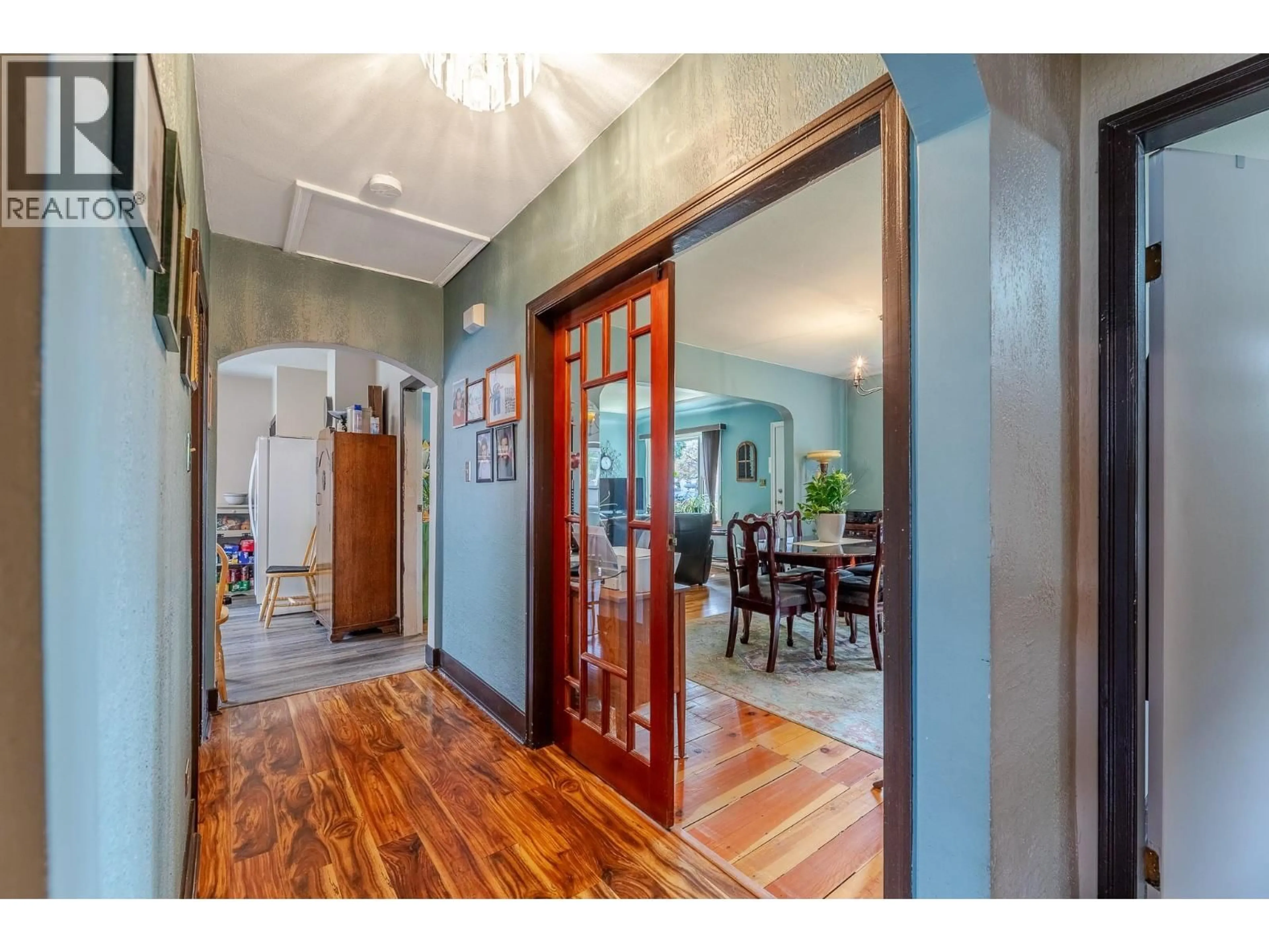 Indoor foyer for 174 BASSETT STREET, Penticton British Columbia V2A5W2