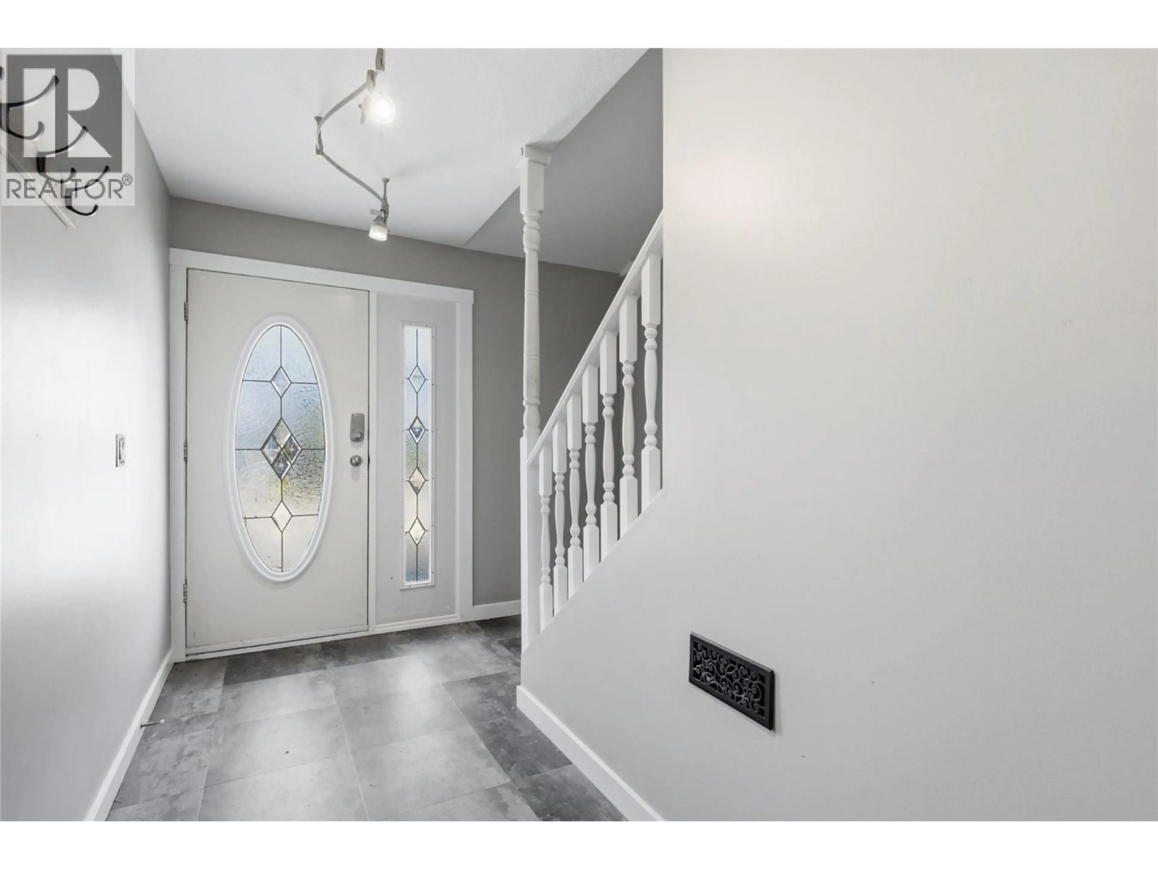 Indoor entryway for 881 EVERGREEN PLACE, Kamloops British Columbia V2B5M7