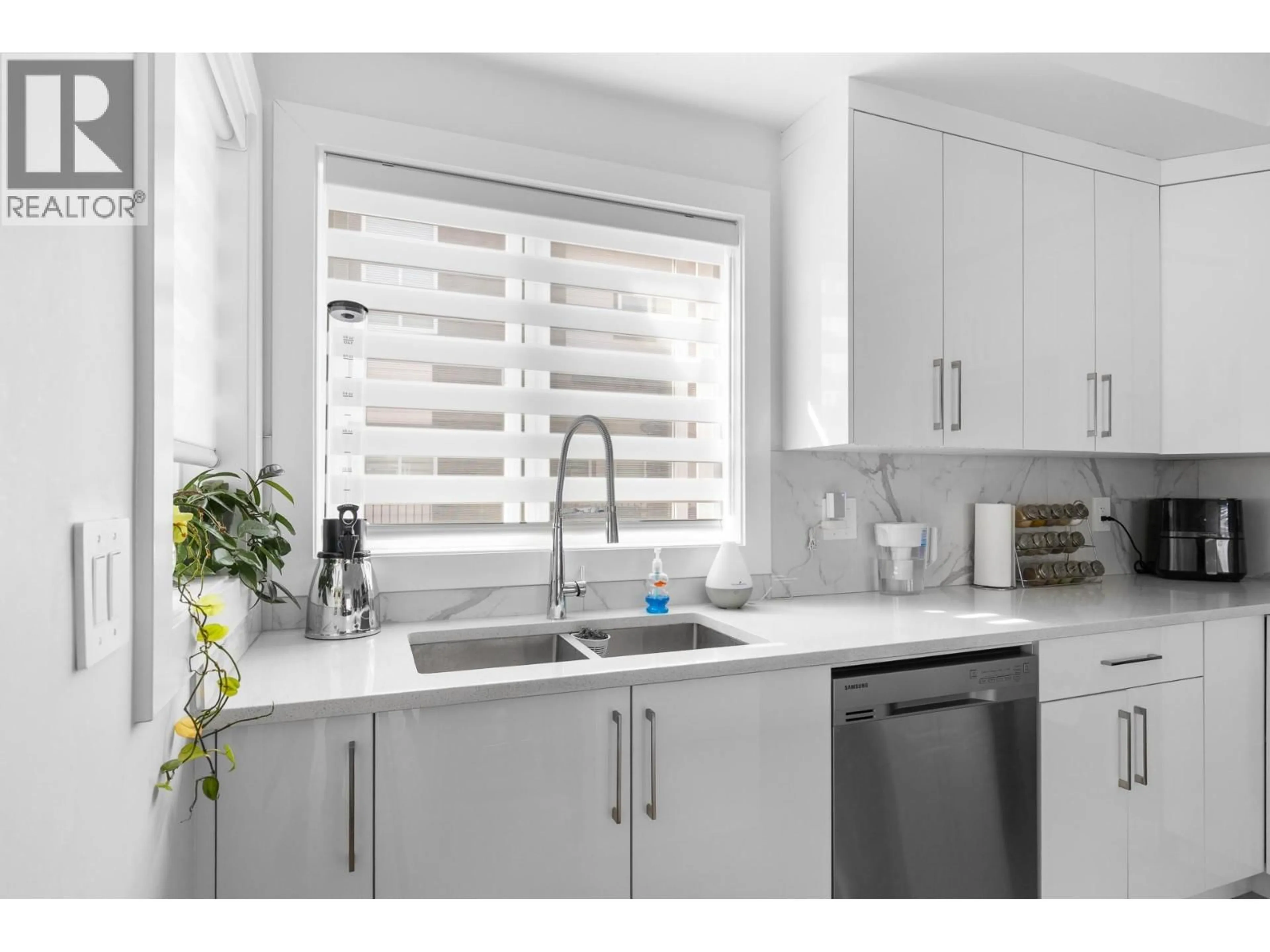 Contemporary kitchen, ceramic/tile floor for 2 - 1354 RUTLAND ROAD NORTH, Kelowna British Columbia V1X4Z3